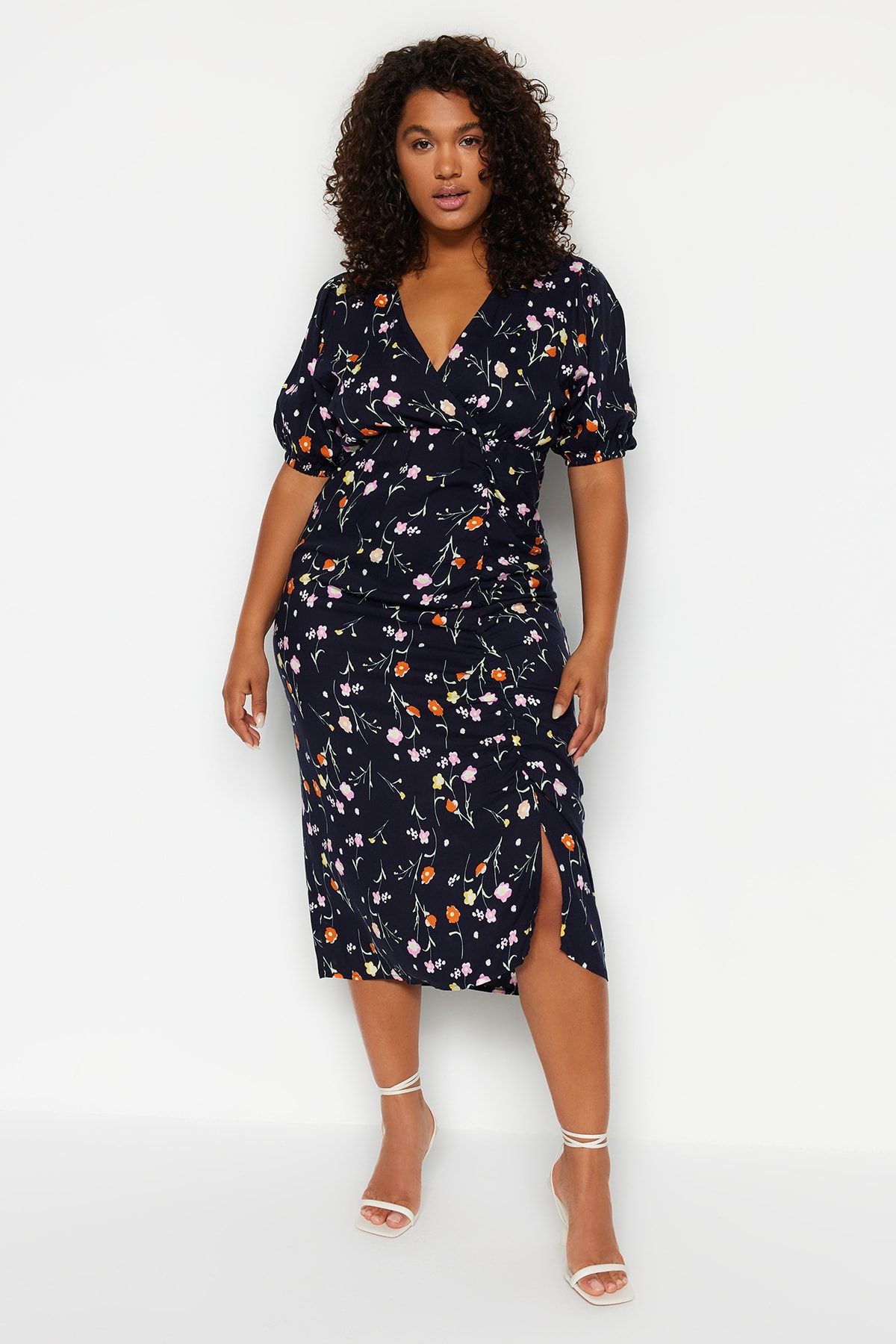 Trendyol Curve Marineblaues gewebtes Kleid mit zweireihigem Kragen und Blumenmuster TBBSS23AH00255