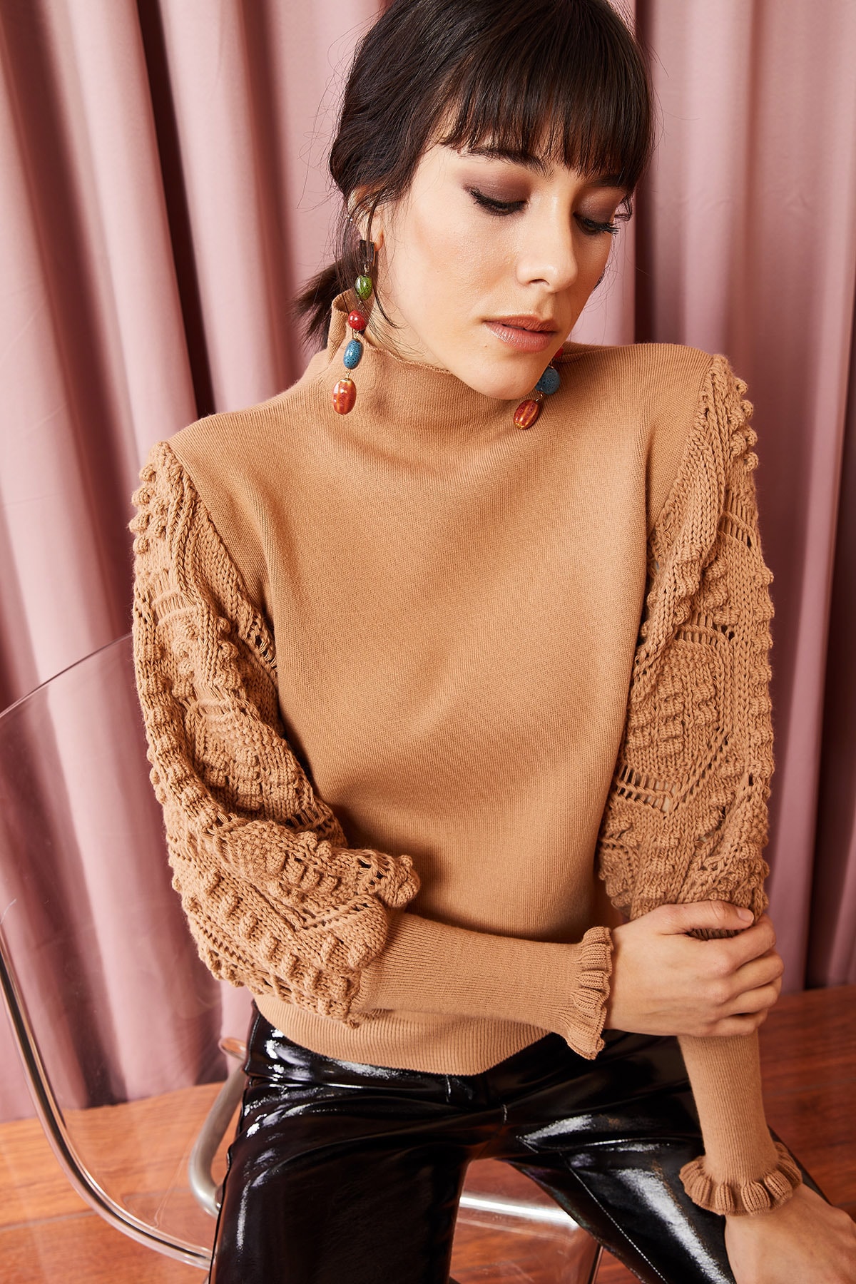 Olalook Dámsky sveter s mliečnym hnedým rukávom z mäkkého úpletu KZK-19000175