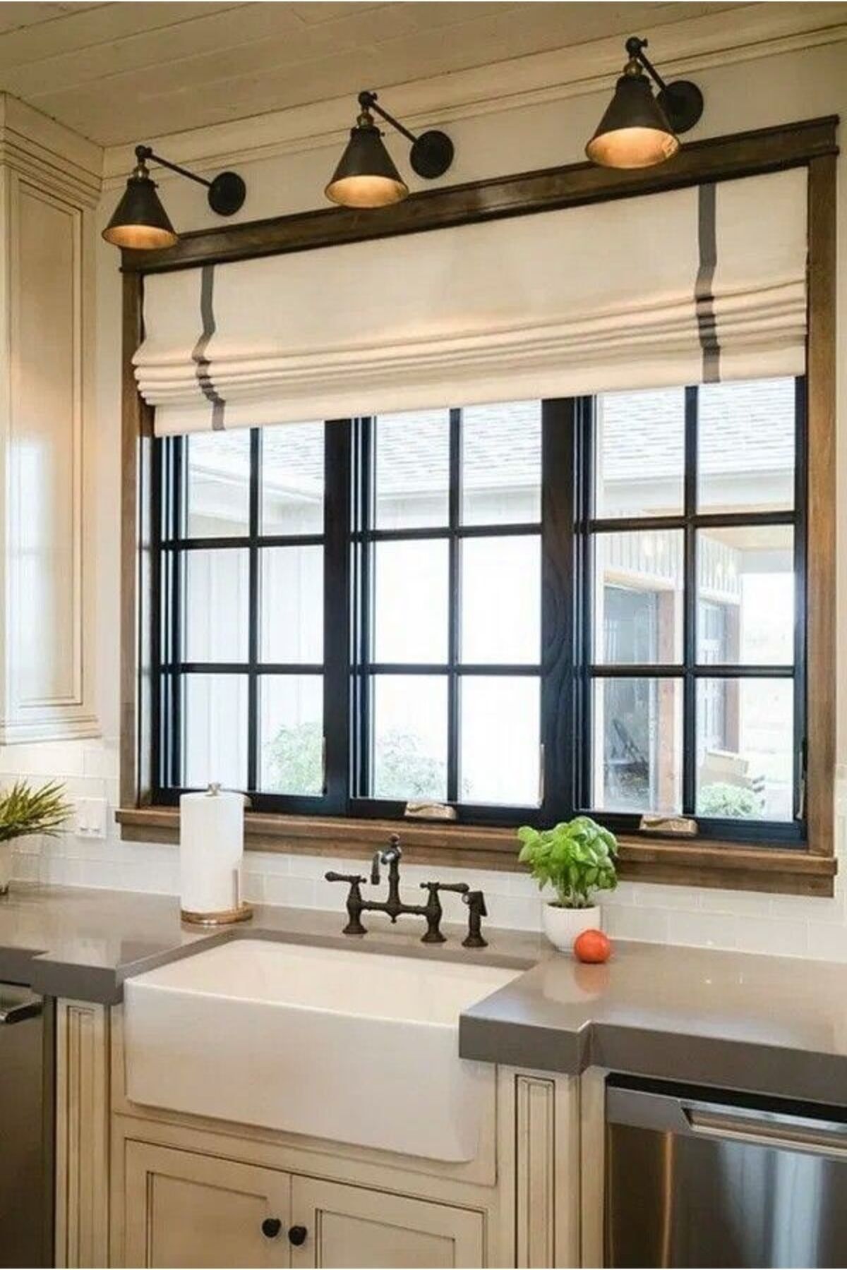 Маленькие окна в частном доме. Римская штора на кухню. Интерьер кухонного окна. Кухня с окном. Интерьер кухни с окном.