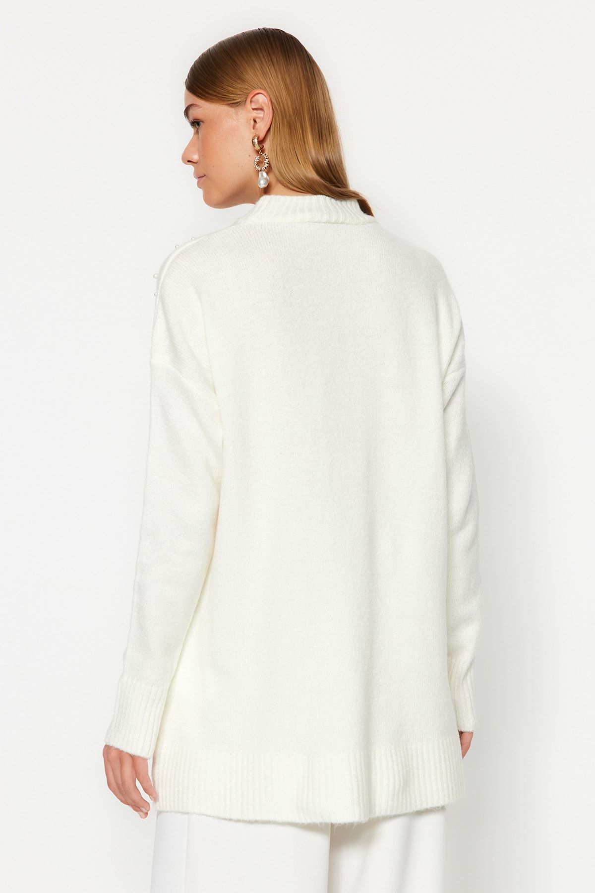 Trendyol Modest-Strickpullover mit Perlendetails in Ecru TCTAW24AK00131 5