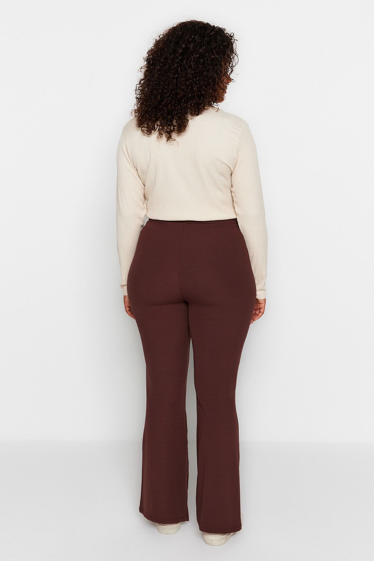 Trendyol Curve-Braune, ausgestellte, gestrickte Hose mit spanischem Beinschlitz in Übergröße TBBAW23AR00030 5