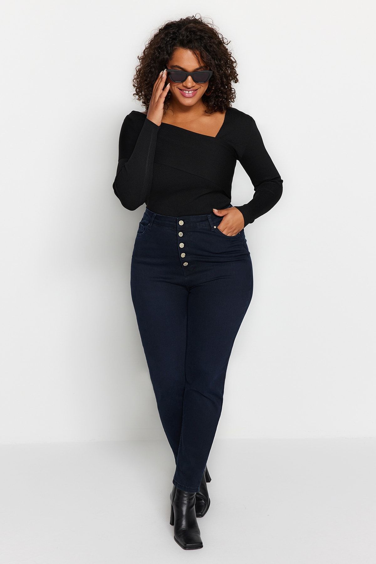 Trendyol Curve-Schwarzer dünner Strickpullover mit asymmetrischem Kragen - TBBAW24AN00018 2
