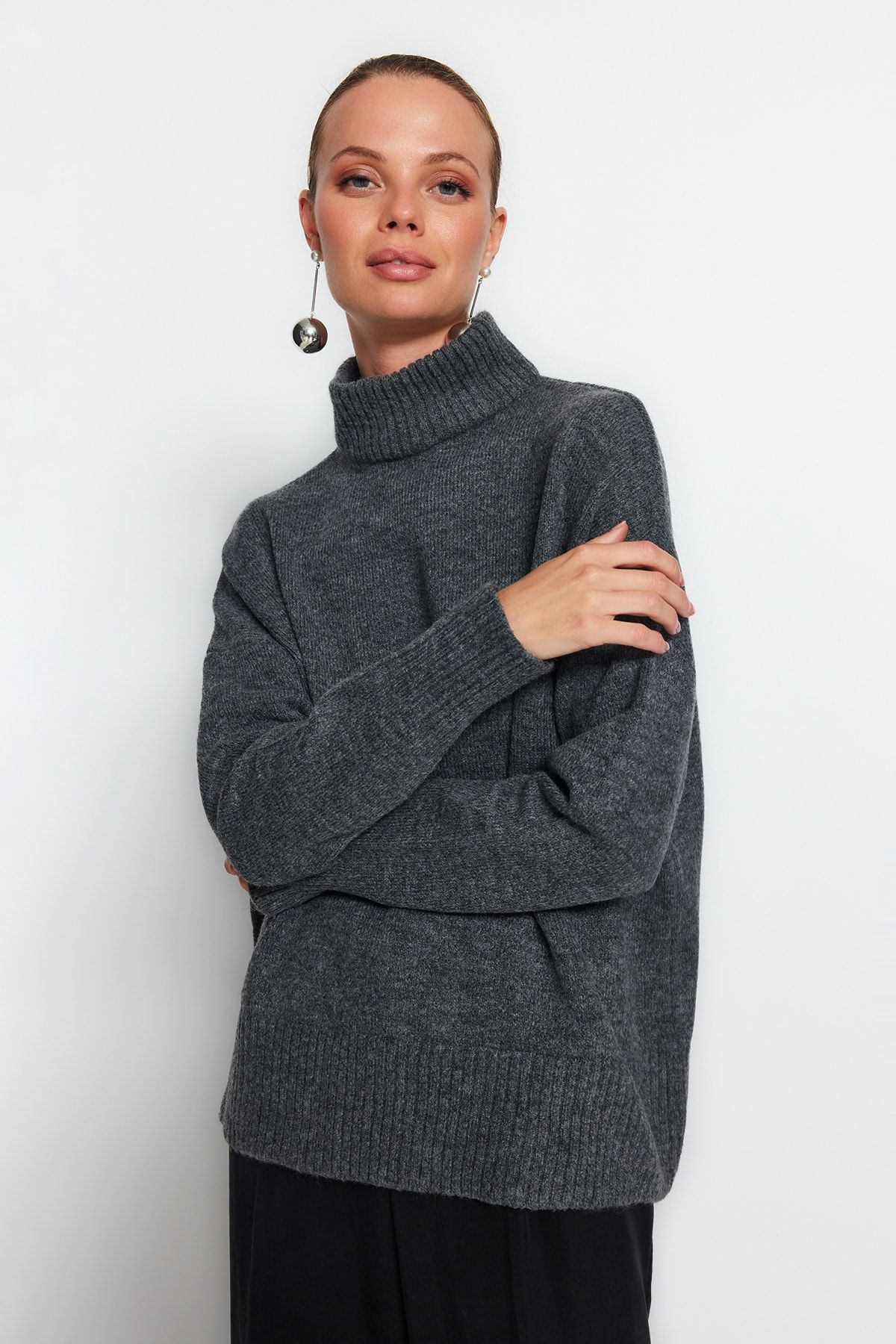 Trendyol Collection-Anthrazitfarbener Strickpullover mit breiter Passform – weich strukturiert TWOAW23KZ00469 3