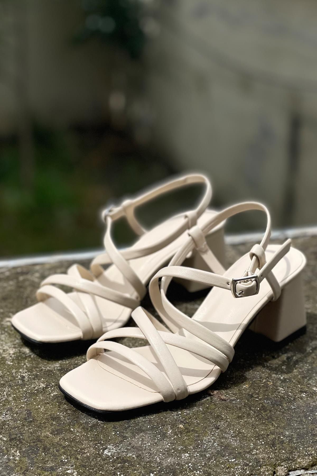Iris sandal naturalizer sales