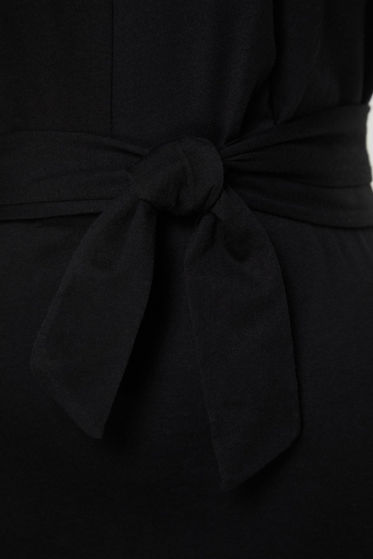 Trendyol Curve-Schwarzes Maxikleid in Übergröße – 100 % Baumwolle mit geradem Schnitt, Bindedetail und Schlitz TBBSS22EL1640 7