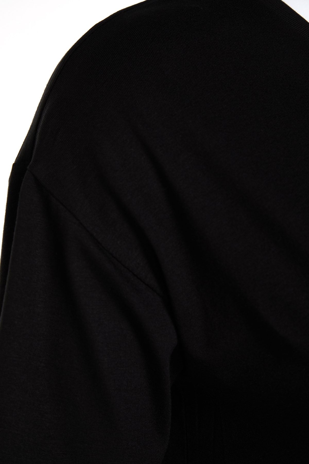 Trendyol Curve-Detailní pletené tričko s černým límečkem TBBSS22TS0877 7