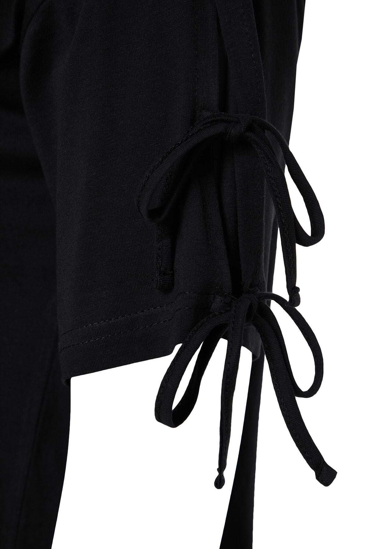 Trendyol Curve-Černé tričko ze 100% bavlny – detail rukávu, TBBSS22TS2291 7