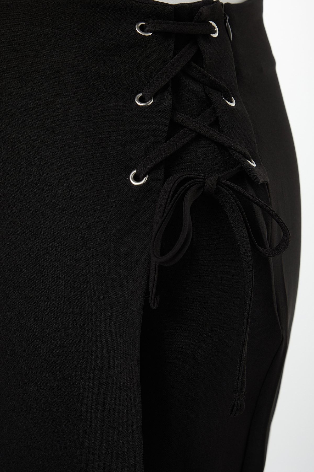 Trendyol Curve-Fustă cu pantaloni scurți cu țesătură neagră TBBSS22AP00001 7