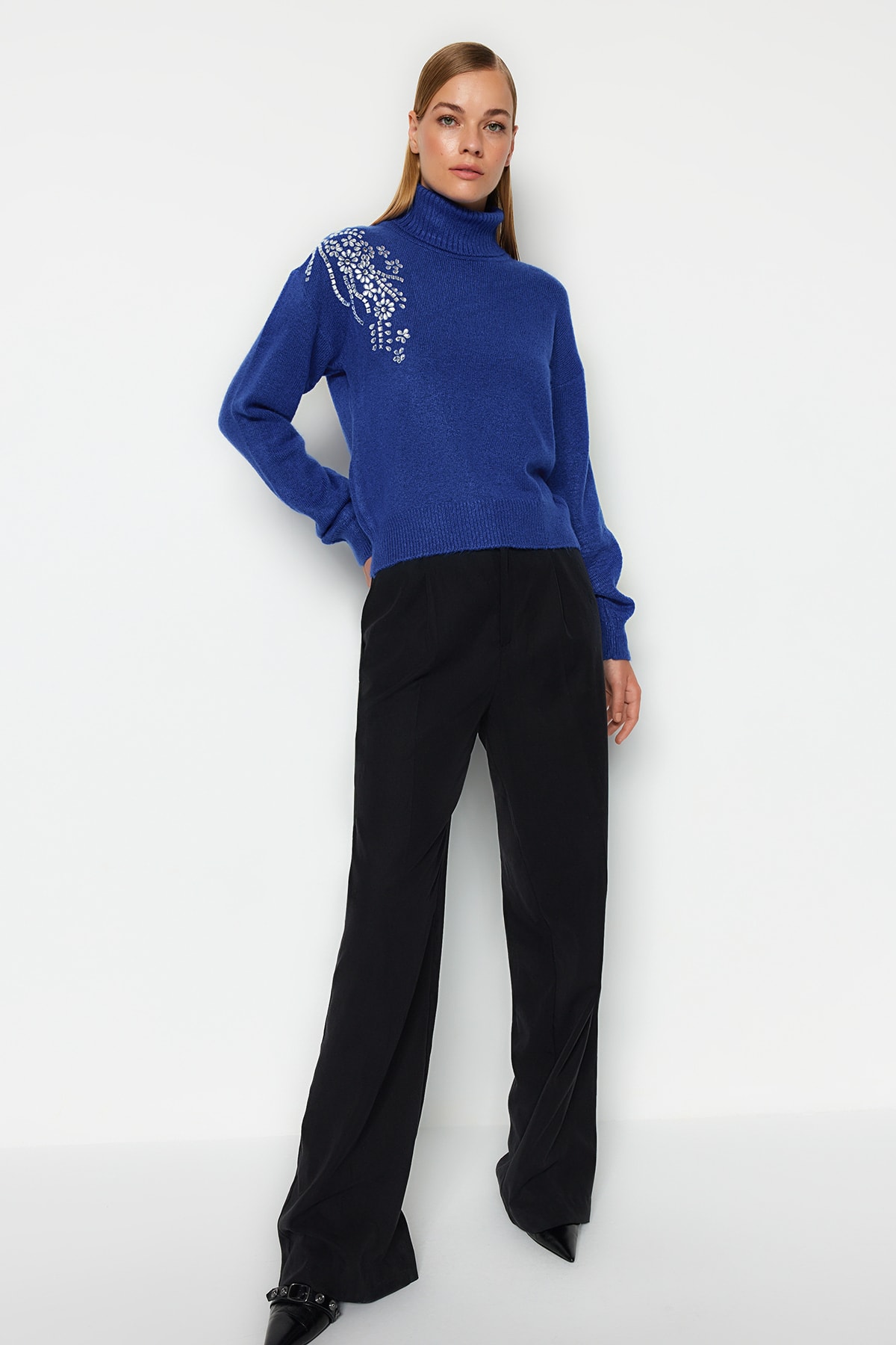 Trendyolmilla  Saks Yumuşak Dokulu Taş Detaylı Balıkçı Yaka Triko Kazak TWOAW24KZ00188 - Görsel 2