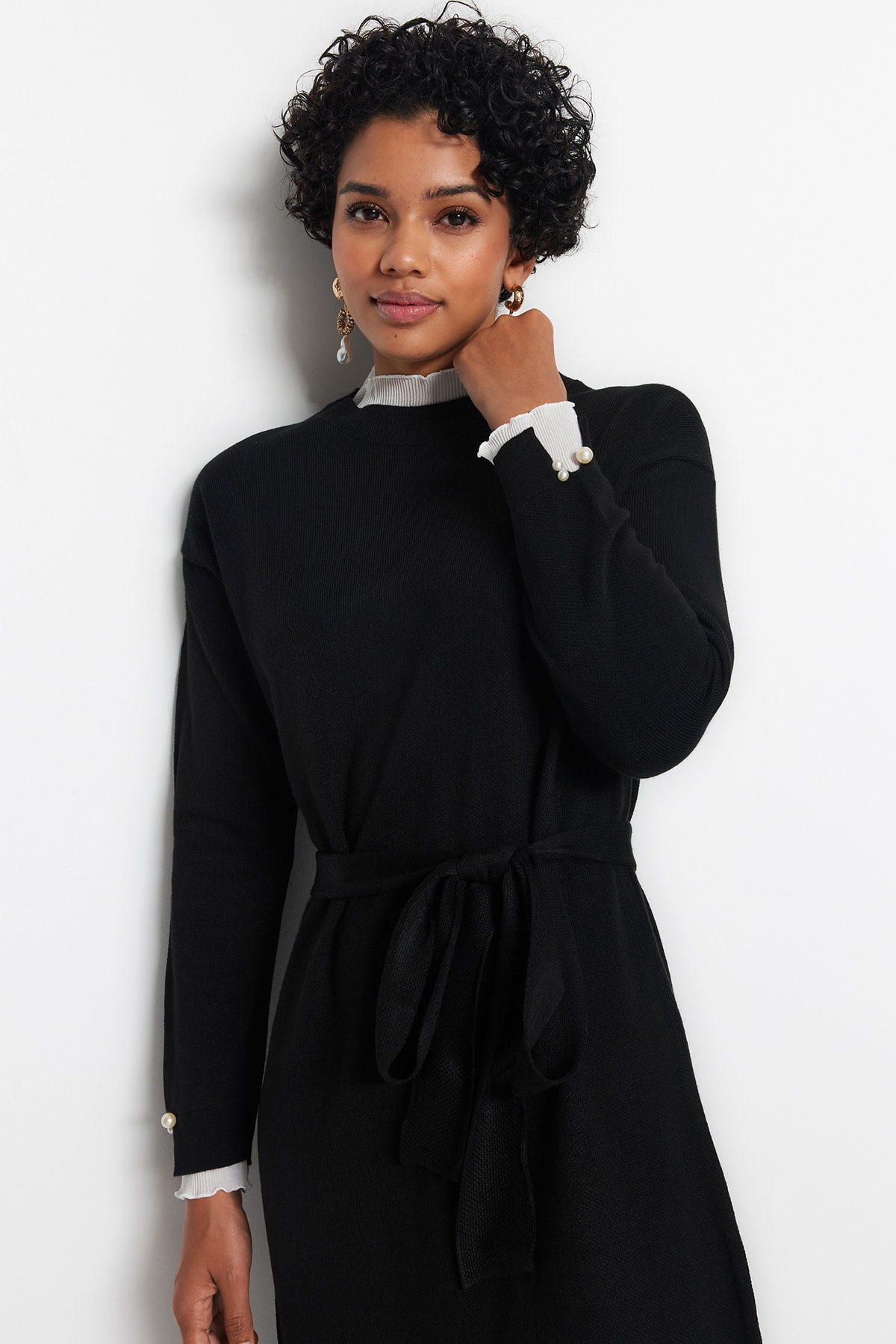 Trendyol Modest Detailní pletené šaty z černé perly TCTAW24EB00001