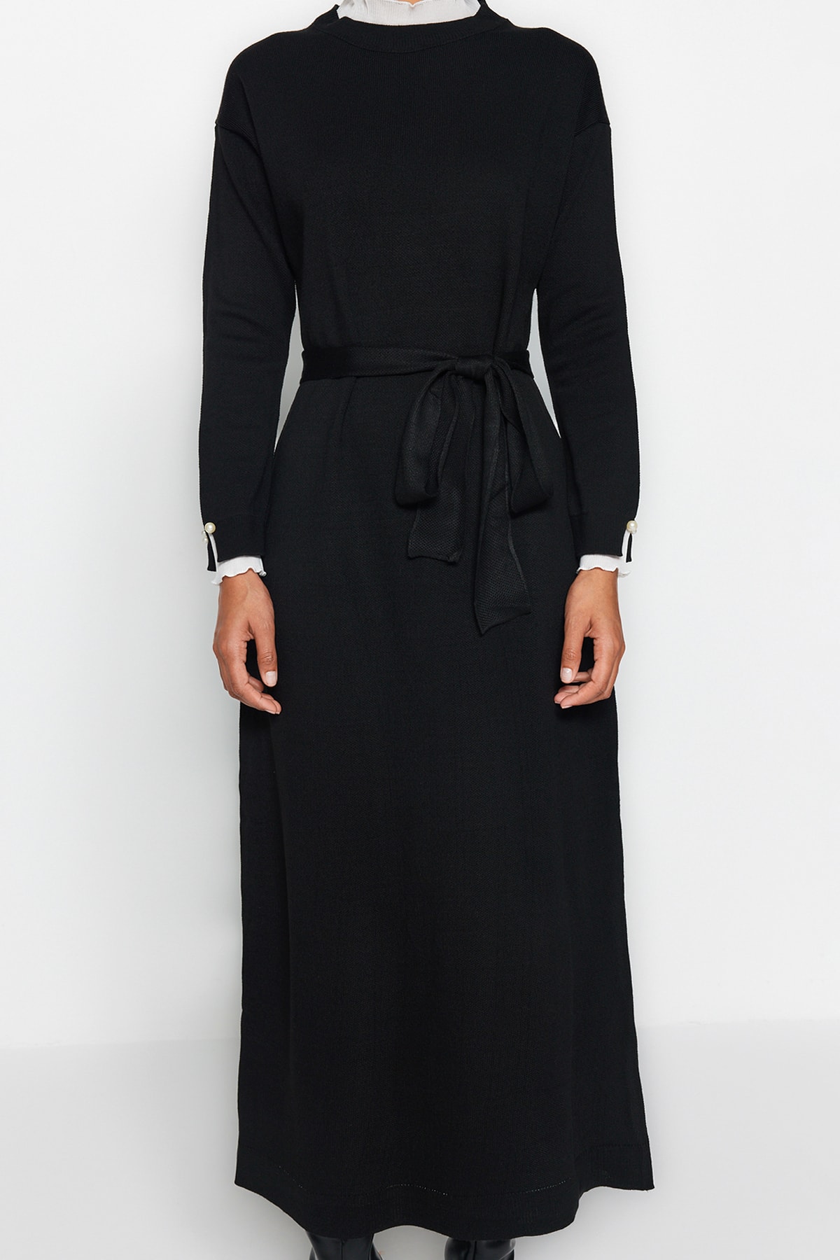 Trendyol Modest Detailní pletené šaty z černé perly TCTAW24EB00001