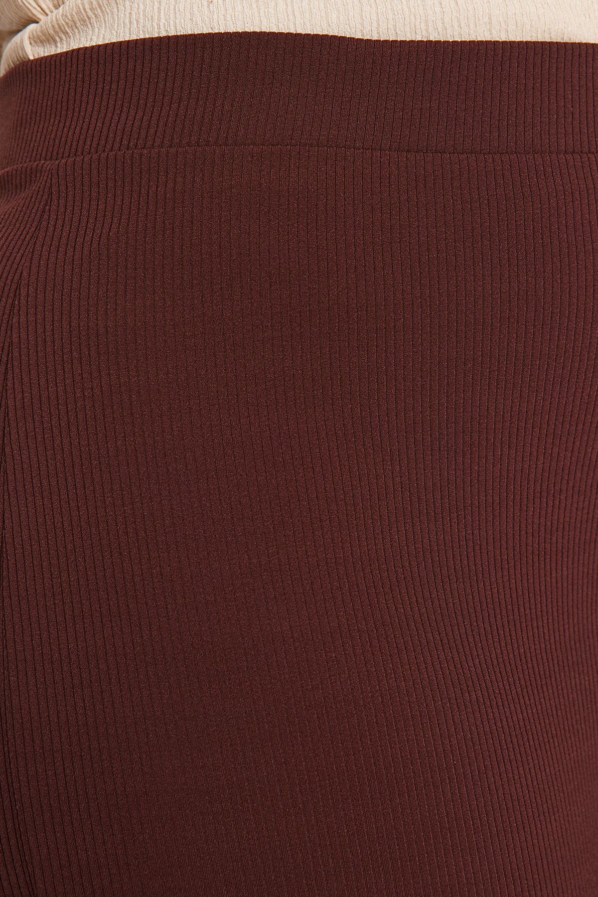 Trendyol Curve-Braune, ausgestellte, gestrickte Hose mit spanischem Beinschlitz in Übergröße TBBAW23AR00030 4