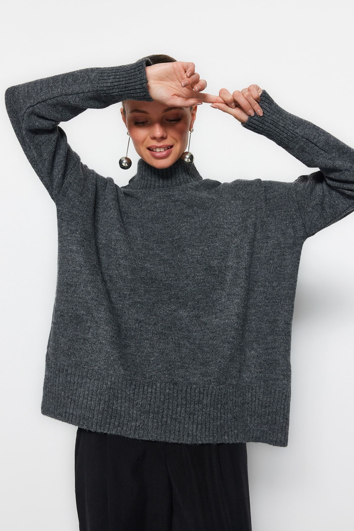 Trendyol Collection-Anthrazitfarbener Strickpullover mit breiter Passform – weich strukturiert TWOAW23KZ00469 1