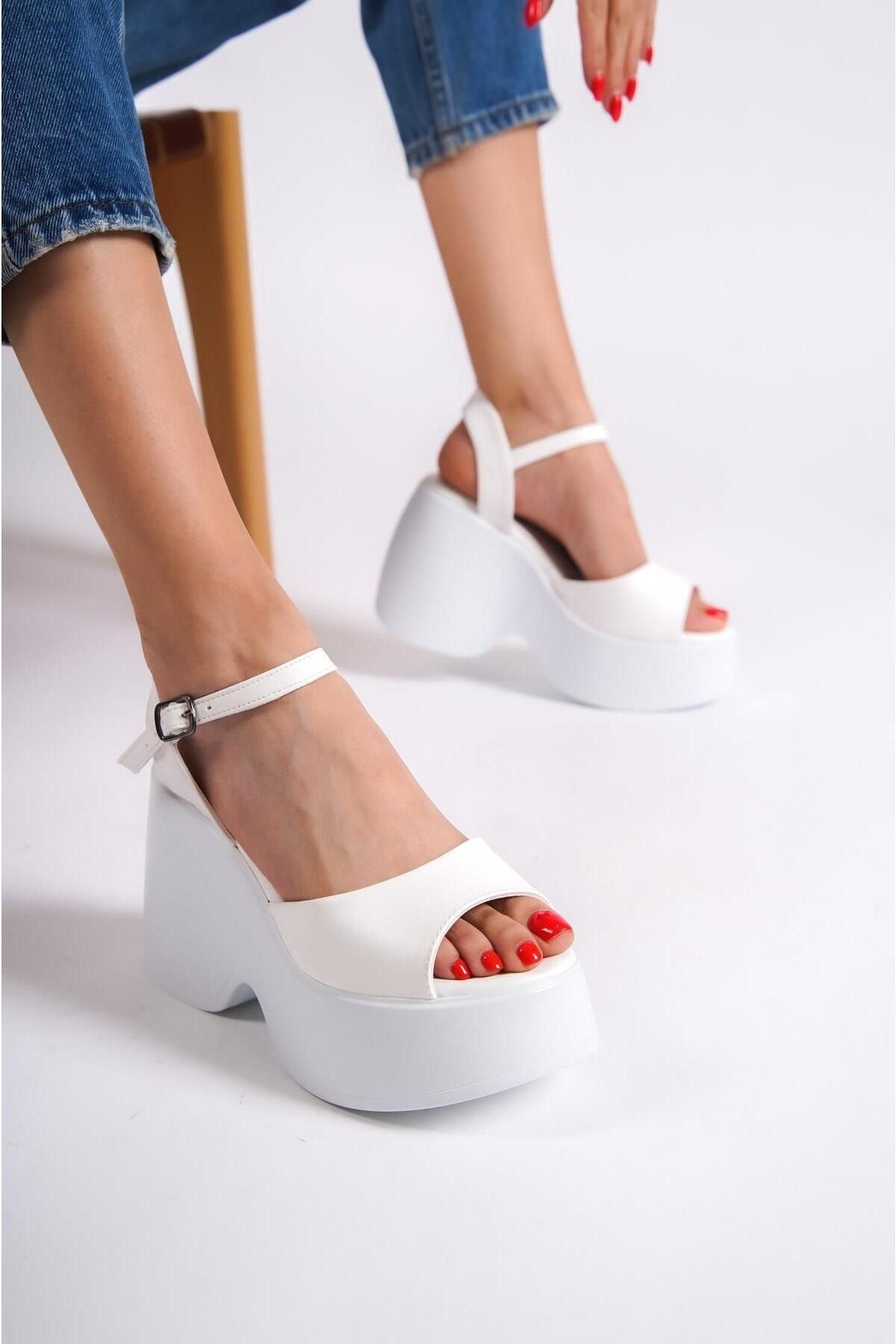 Lipstik on sale white heels