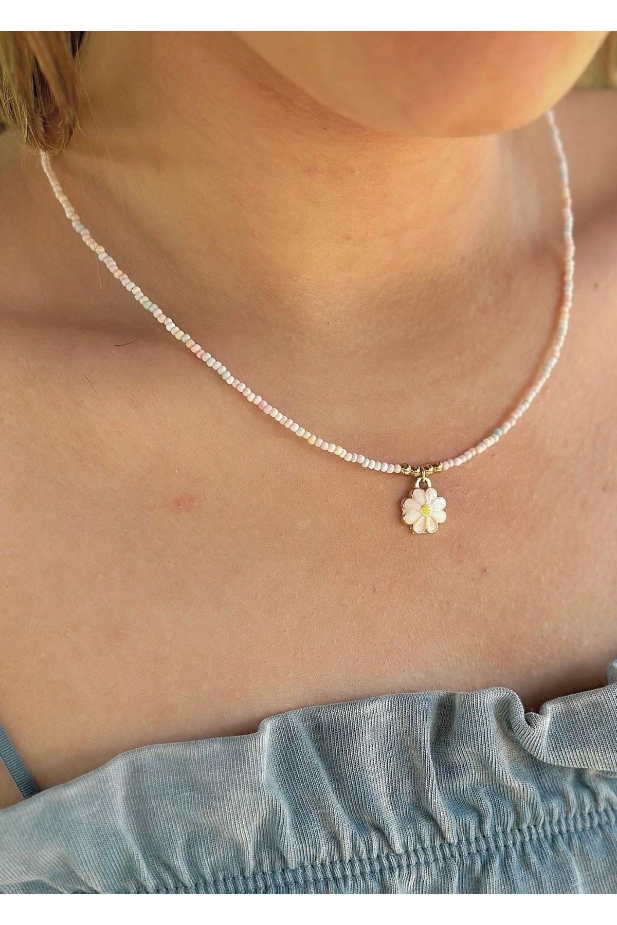 Color on sale daisy necklace
