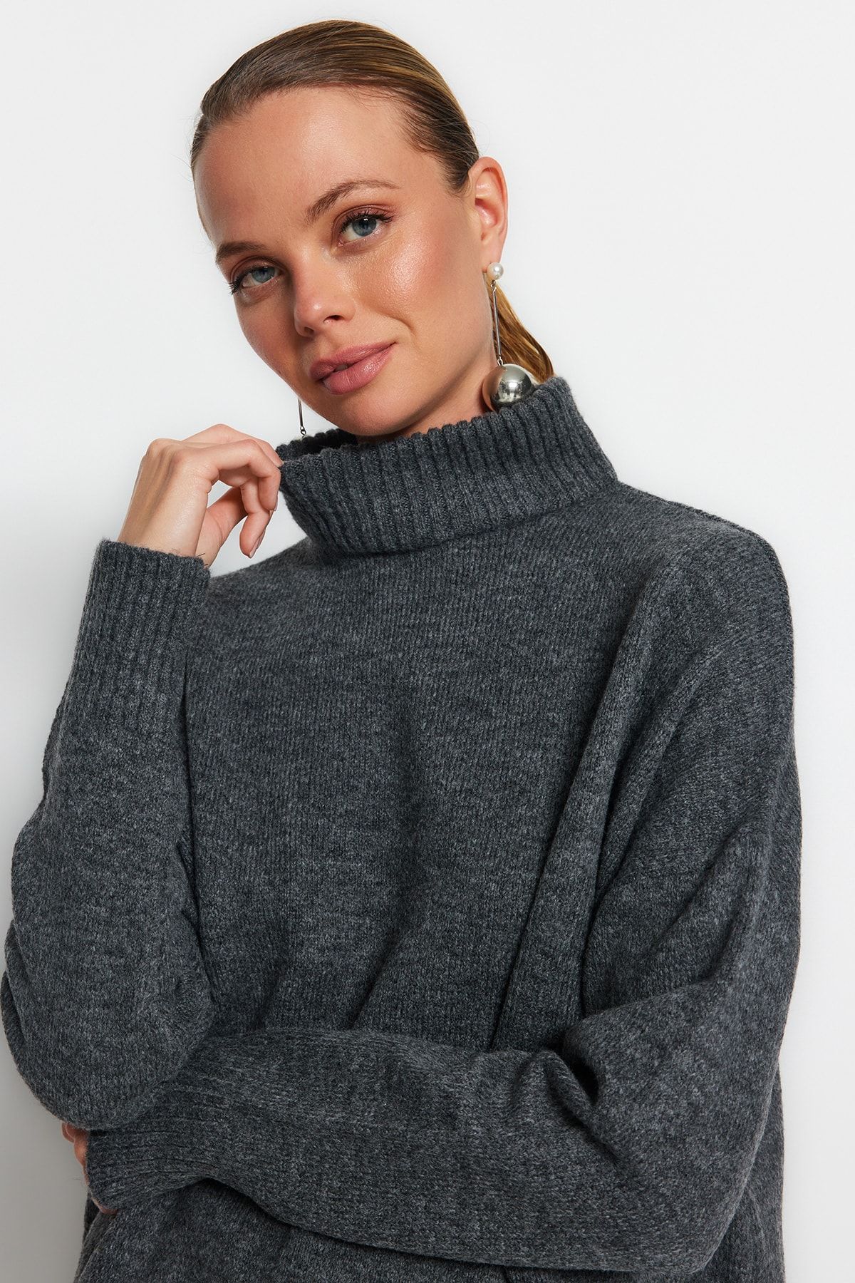 Trendyol Collection-Anthrazitfarbener Strickpullover mit breiter Passform – weich strukturiert TWOAW23KZ00469 2