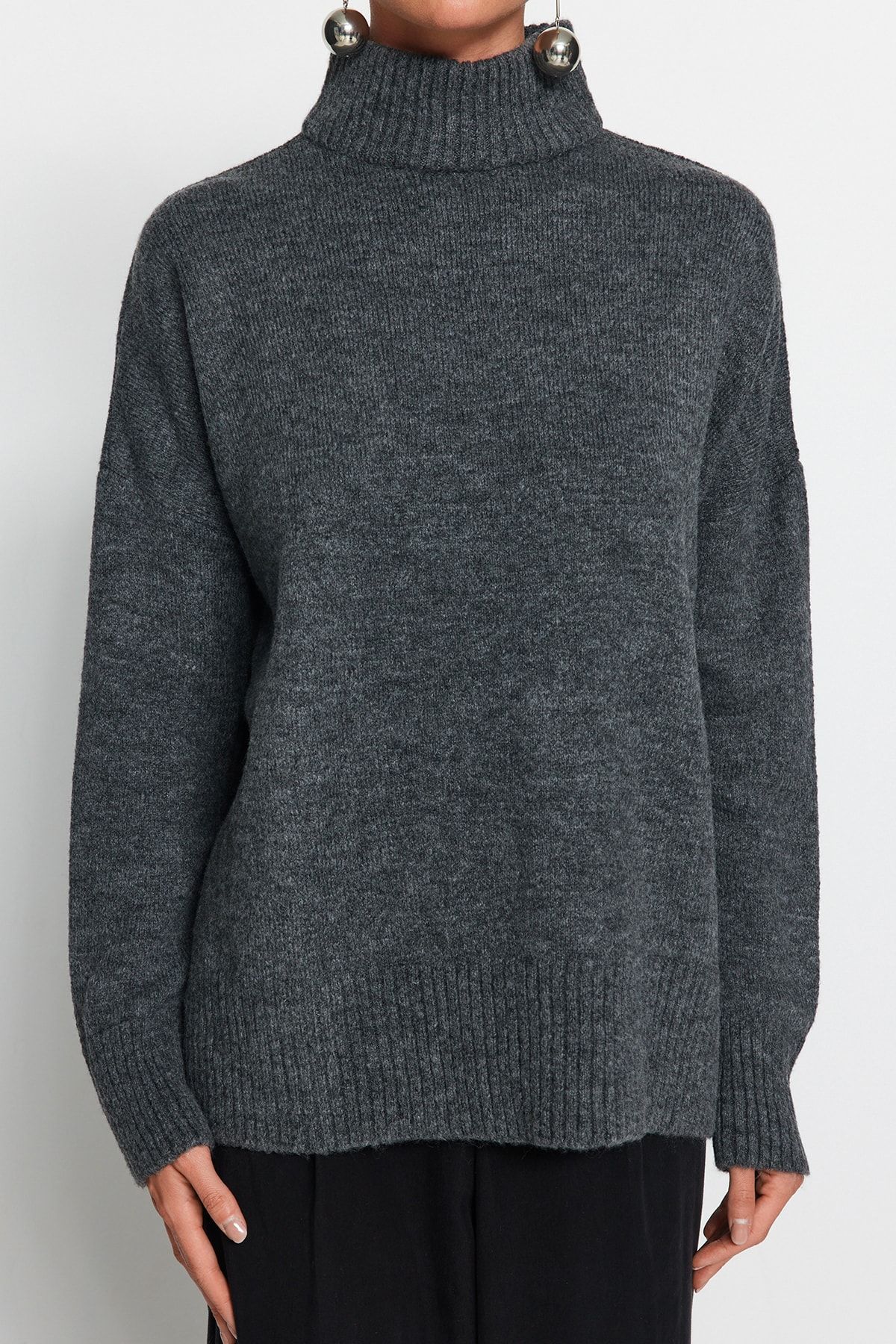 Trendyol Collection-Anthrazitfarbener Strickpullover mit breiter Passform – weich strukturiert TWOAW23KZ00469 4
