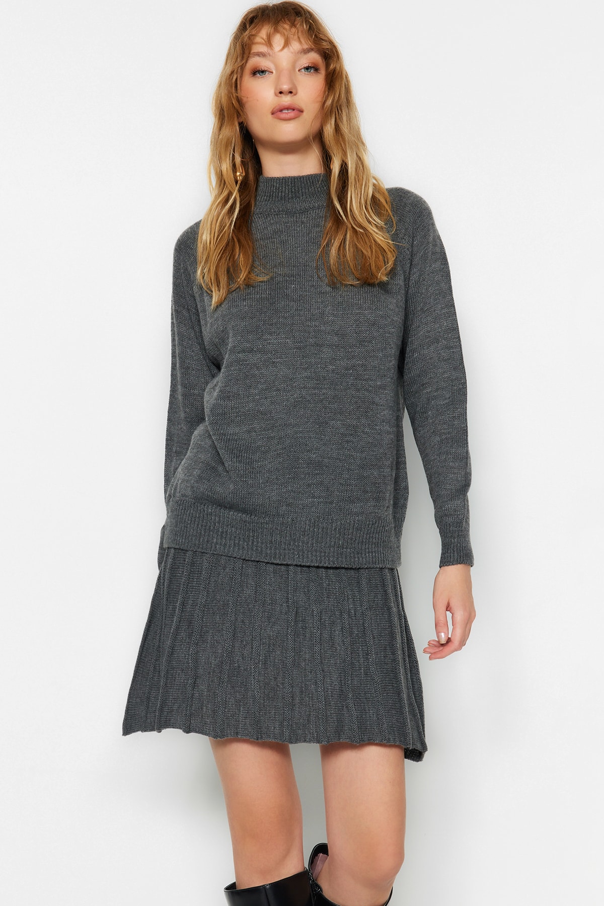 Trendyol Collection Antracitová skládaná sukně Pletená souprava spodního dílu TWOAW23AU00184