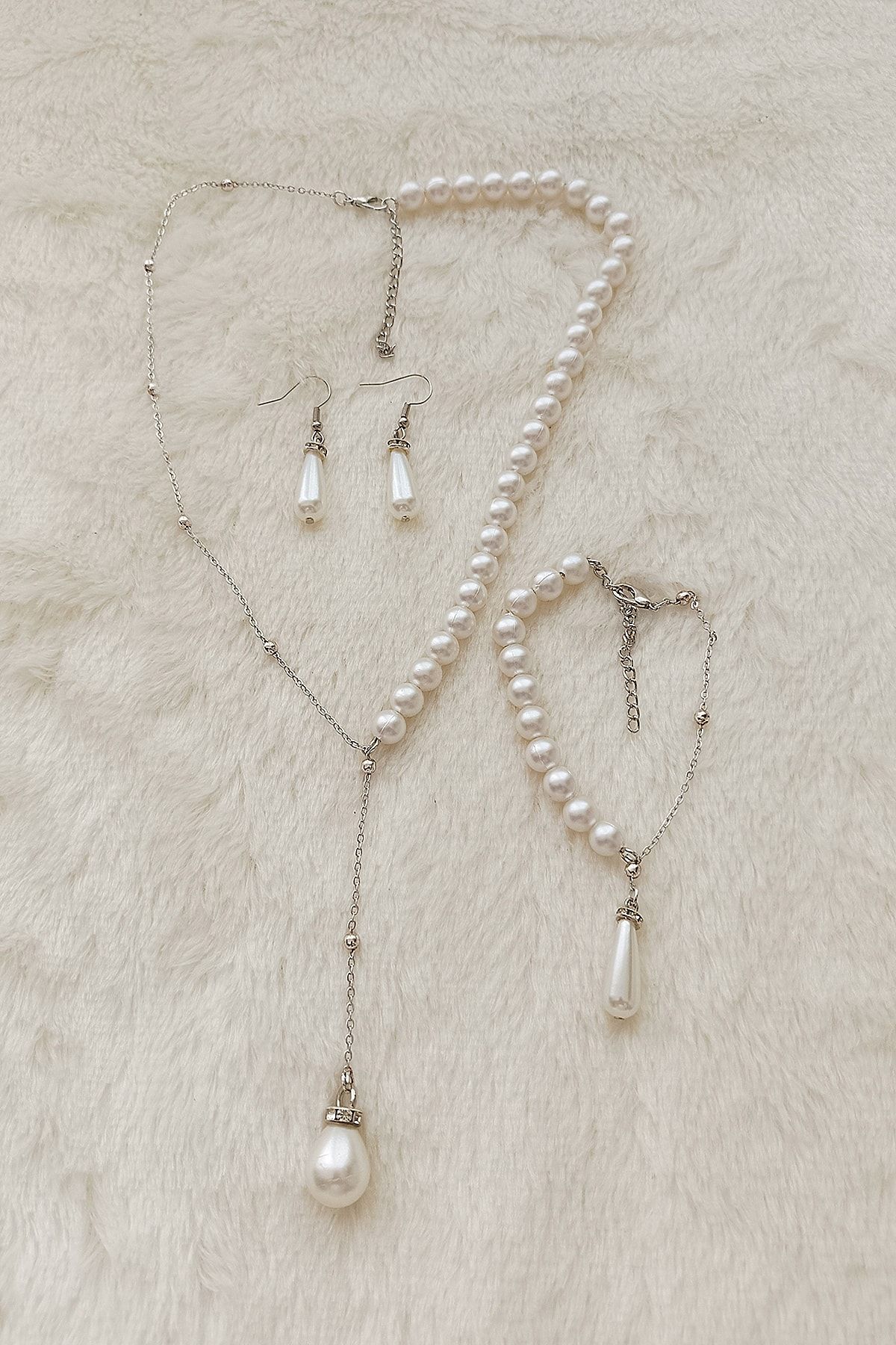 Silver chain and earring shop set