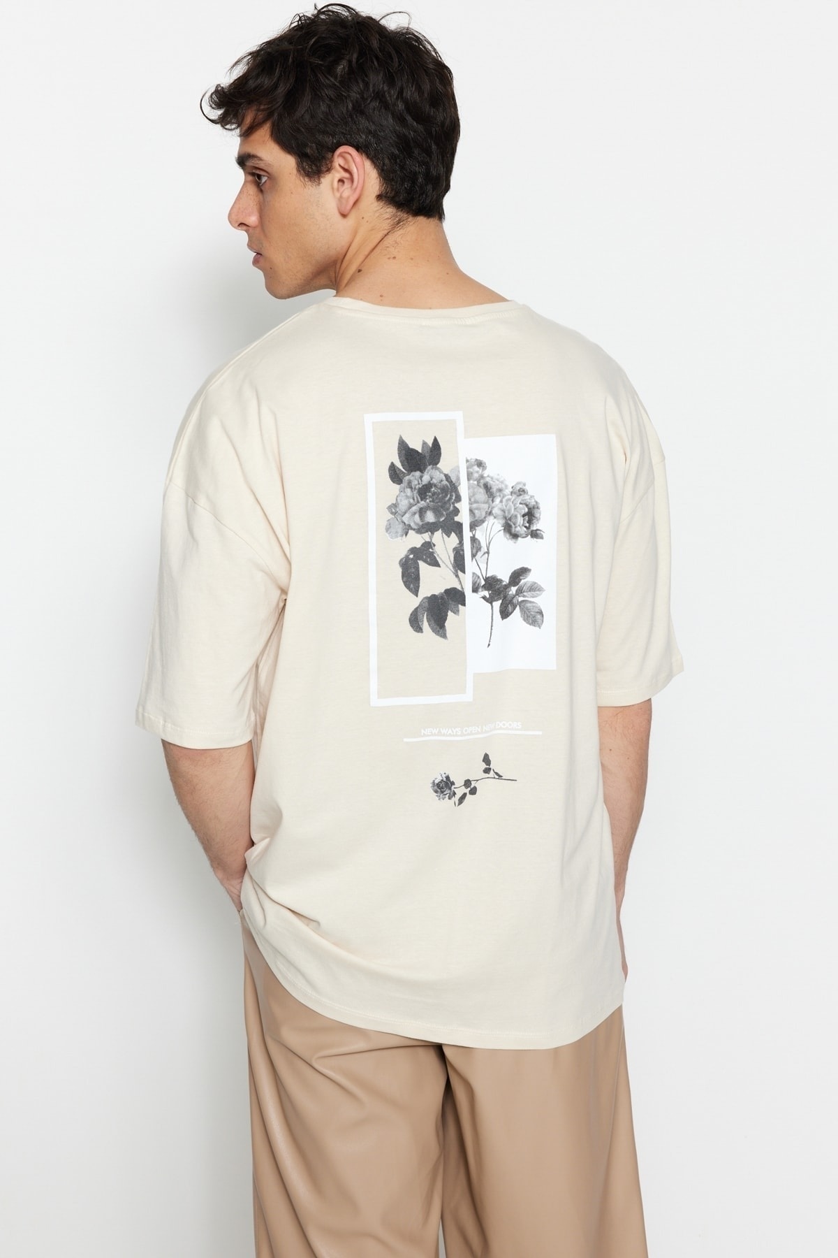 Trendyolmilla Man Taş Oversize/Geniş Kesim Bisiklet Yaka Çiçek Baskılı Kısa Kol %100 Pamuklu T-Shirt TMNSS21TS1223