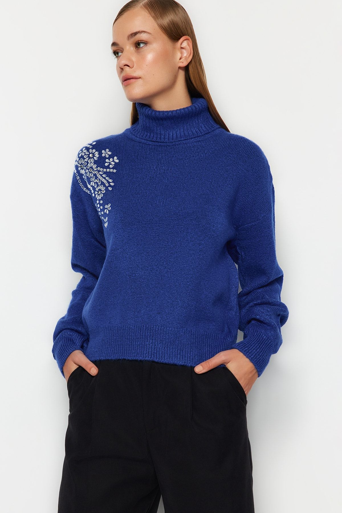 Trendyol Collection Sweter Z Golfem Saks Knitwear - Miękka Faktura I Detale Z Kamienia Twoaw24kz00188 Kobieta - S