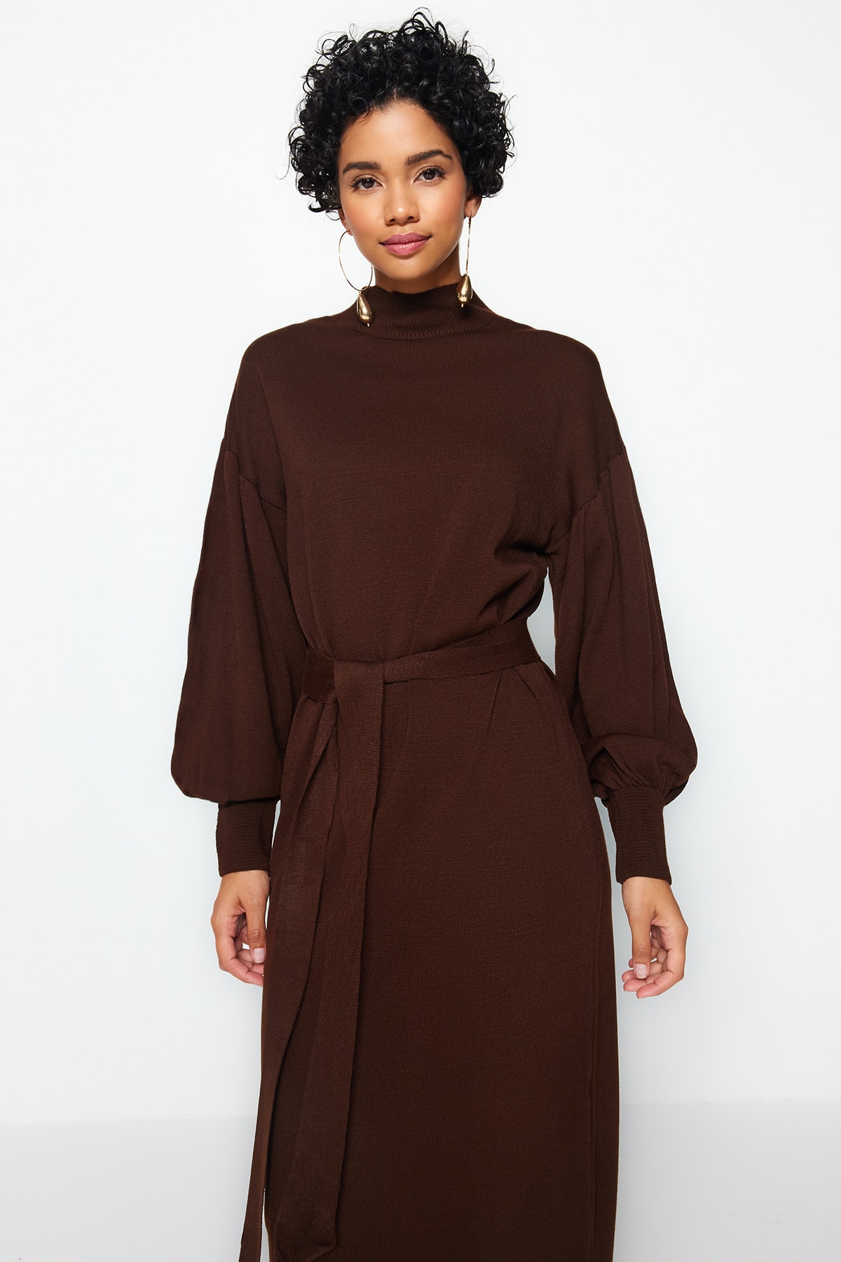 Trendyol Modest Hnědé úpletové šaty s polovičním rolákem s balonovým rukávem TCTAW24EB00023