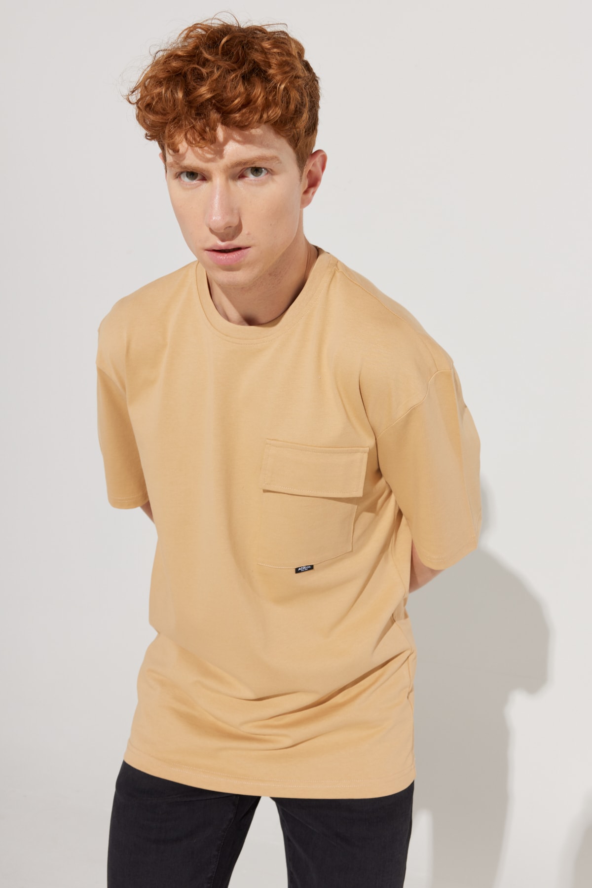 آلتین ییدلیز کلاسیکس تی‌شرت مردانه یقه گرد گشاد و گشاد طرح شتری سایز بزرگ جیب‌دار