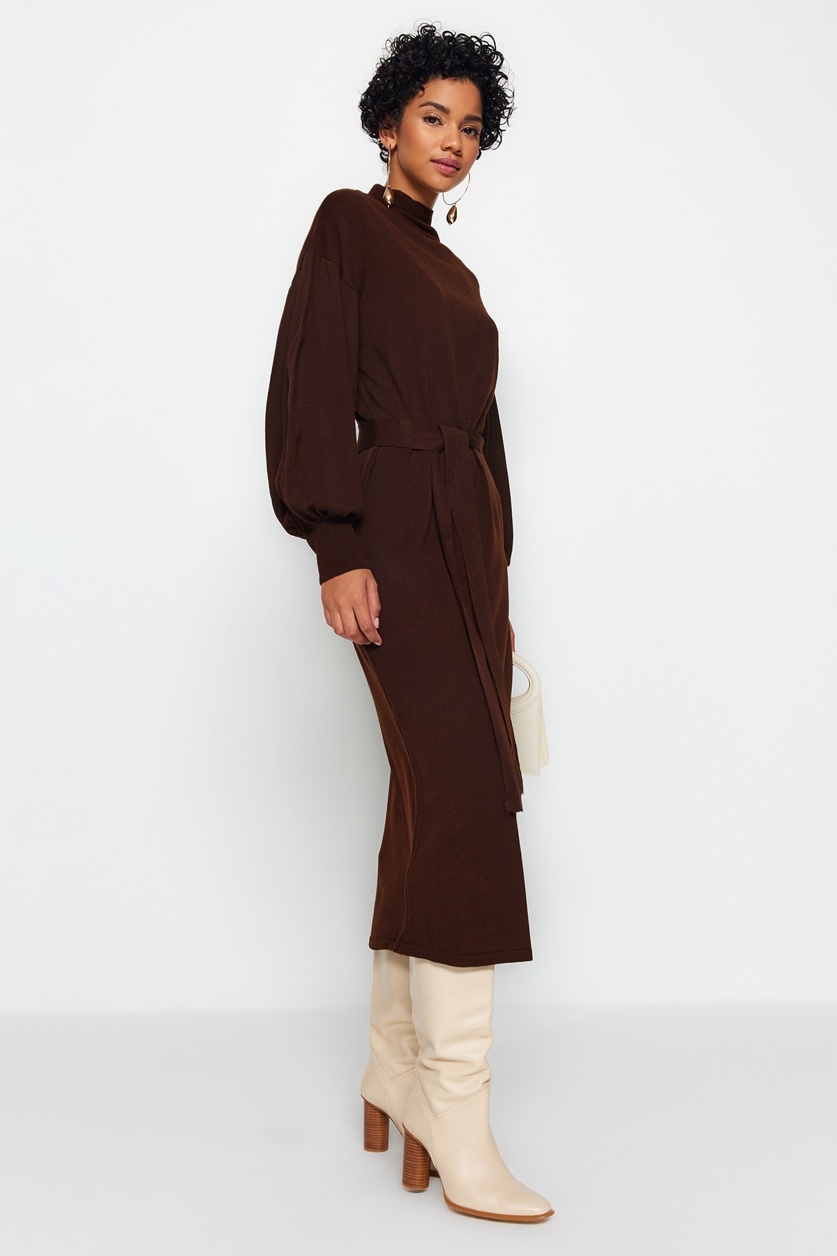 Trendyol Modest Hnědé úpletové šaty s polovičním rolákem s balonovým rukávem TCTAW24EB00023