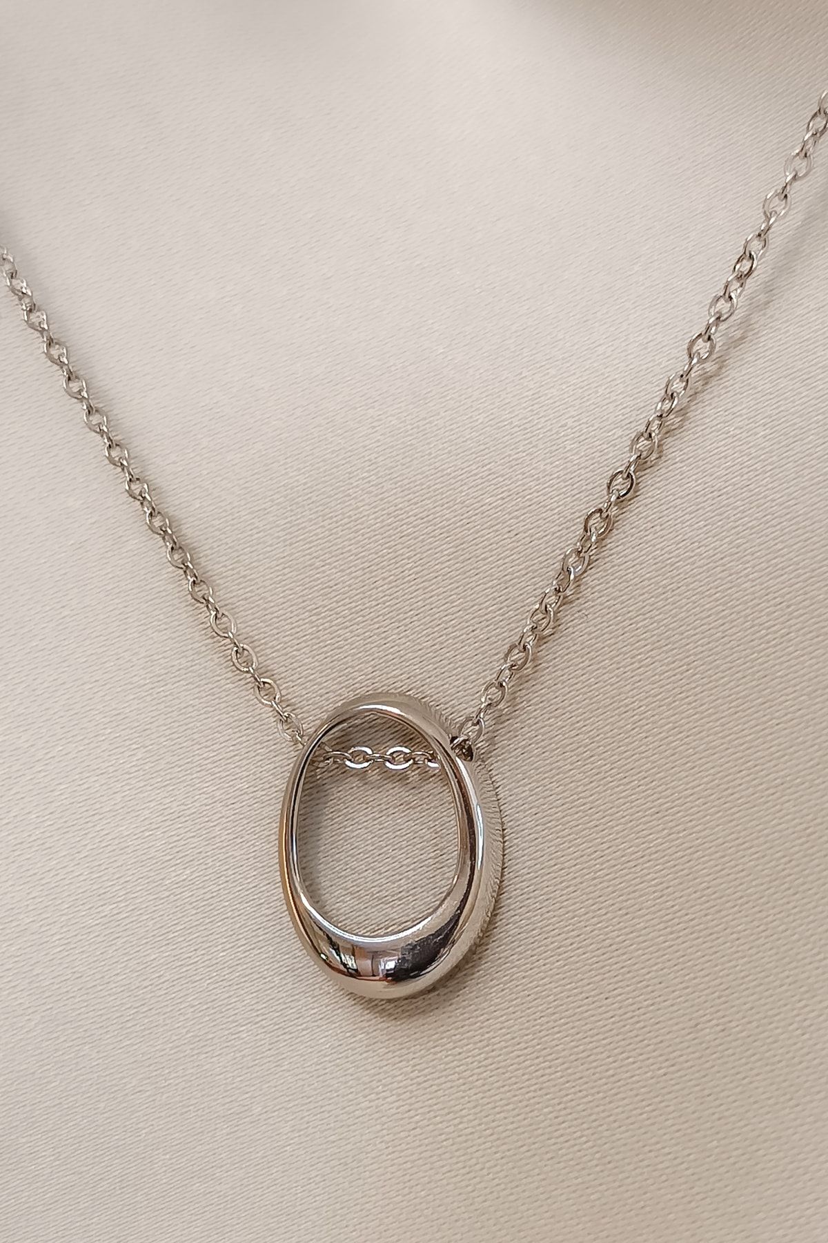 cosita Silver Oval Lucky Circle Minimal Ring Design Steel Necklace