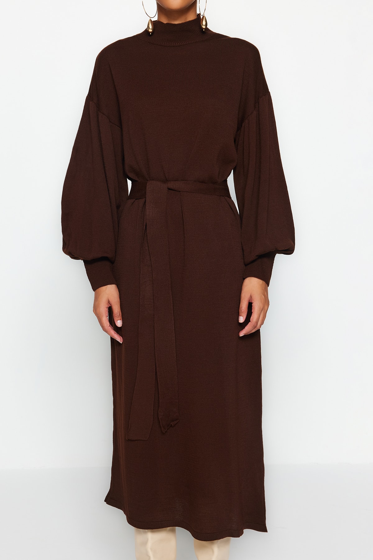 Trendyol Modest Hnědé úpletové šaty s polovičním rolákem s balonovým rukávem TCTAW24EB00023