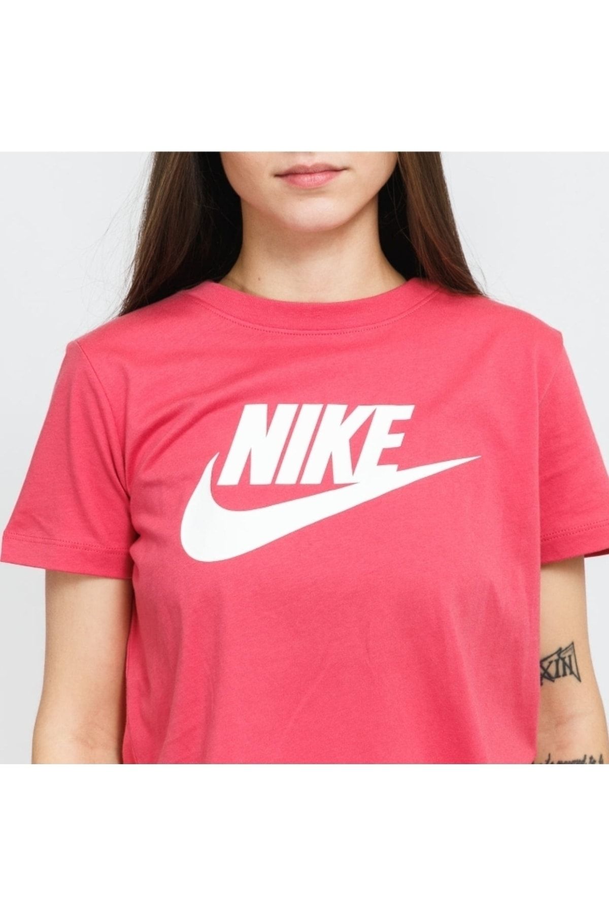 Nike Essential Loose Lightweight Knitted Fade Resistant T Shirt