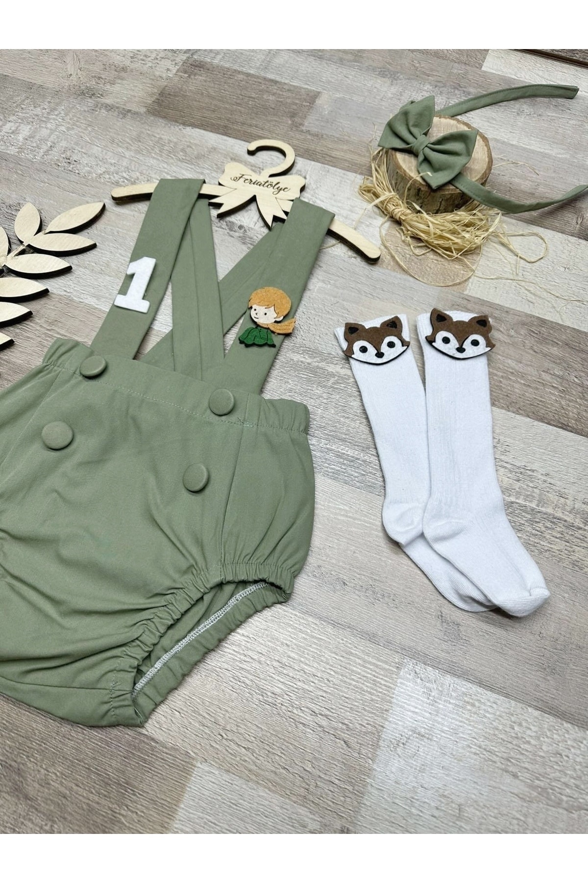 Feriatolye Ayıcık konsepti erkek bebek yeşil romper 1 yaş pasta patlama fotoğrafı 2 (önizleme)