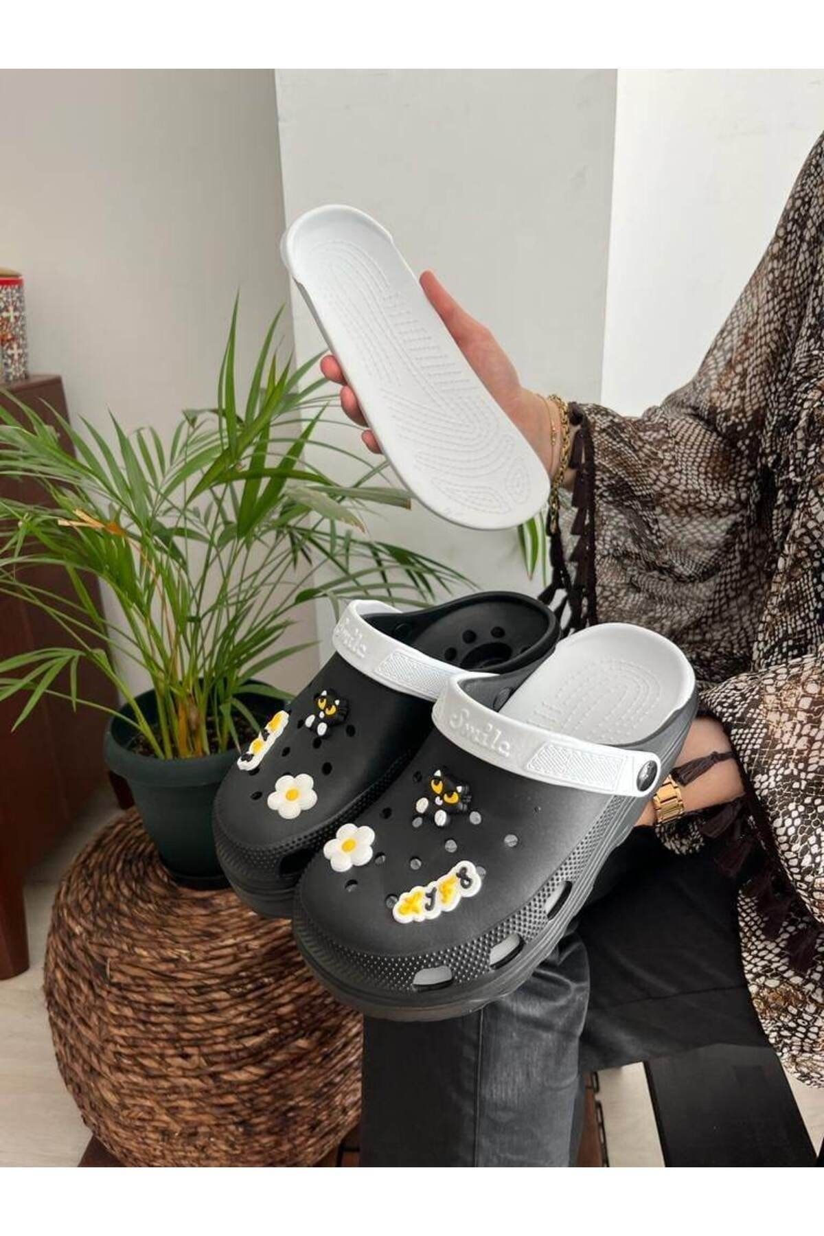 Slippers sales removable insole