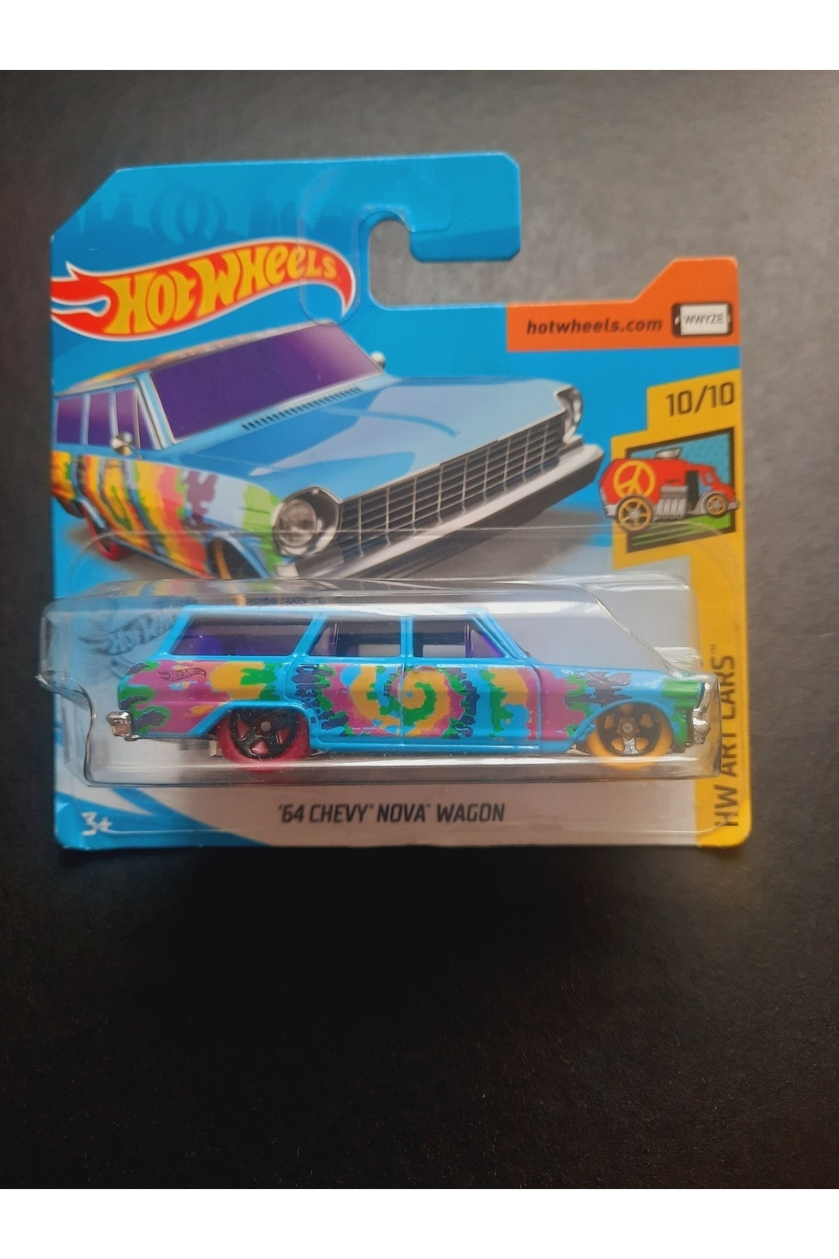 Hot Wheels '64 Chevy Nova Delivery - Veicolo In Scala 1:64, Die-cast Con Decorazioni. Modello Da Collezione Mattel, Venduto Singolarmente.