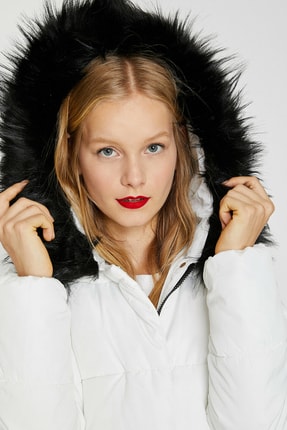 Koton Kadin Beyaz Suni Kurk Detayli Kapusonlu Mont 0kal08189uw Fiyati Yorumlari Trendyol