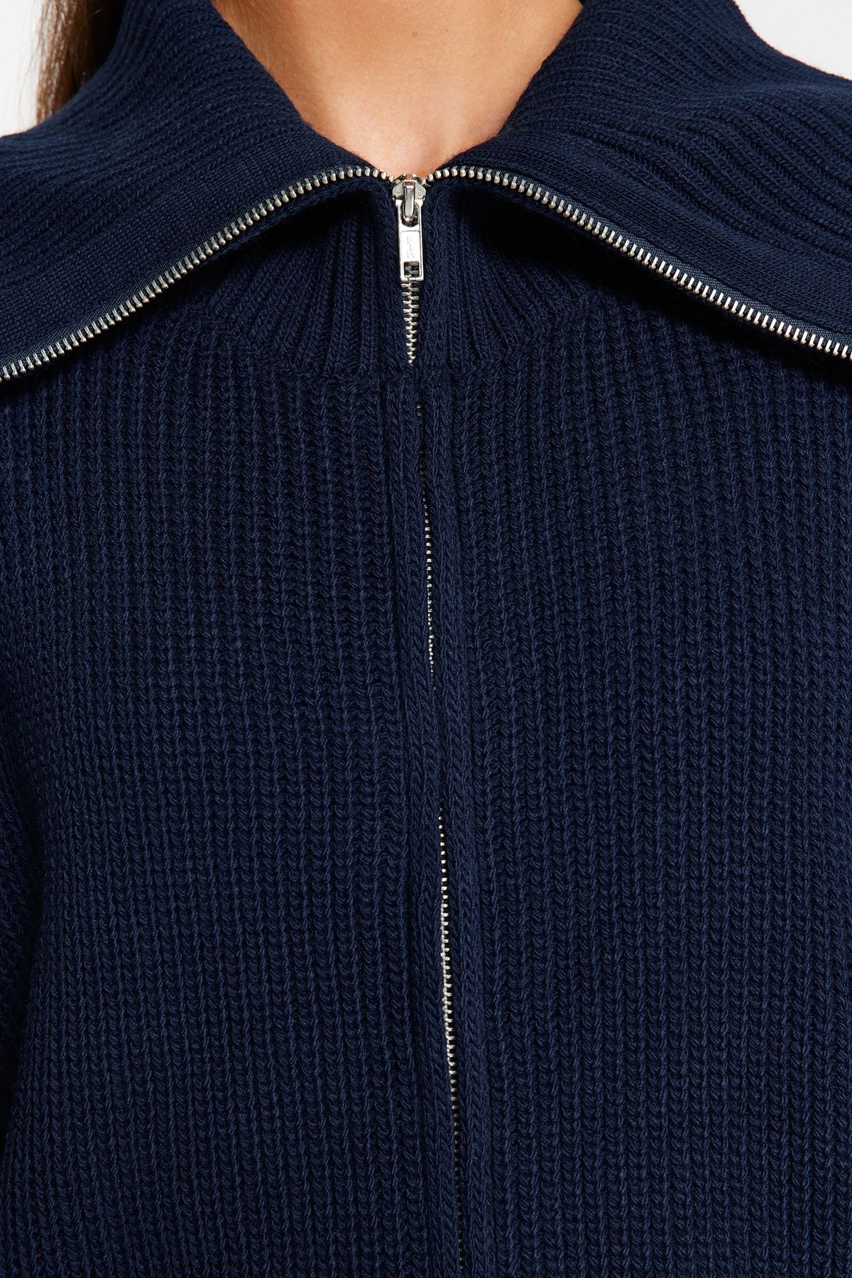 Trendyol Collection-Marineblauer Strick-Cardigan mit weitem Schnitt und Umlegekragen und Reißverschluss TWOAW24HI00072 4