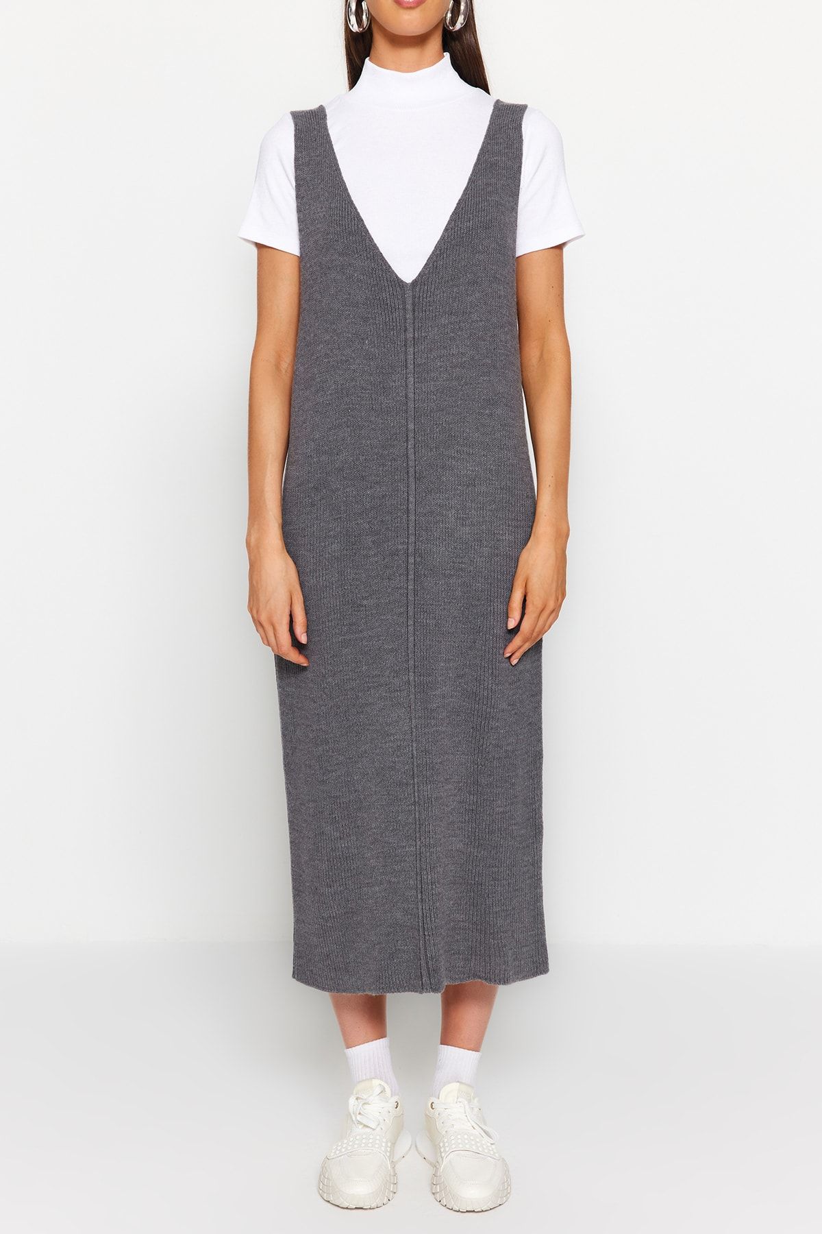 Trendyol Collection-Anthrazitfarbenes Maxi-Strickwestenkleid mit V-Ausschnitt - TWOAW24EL00011 5