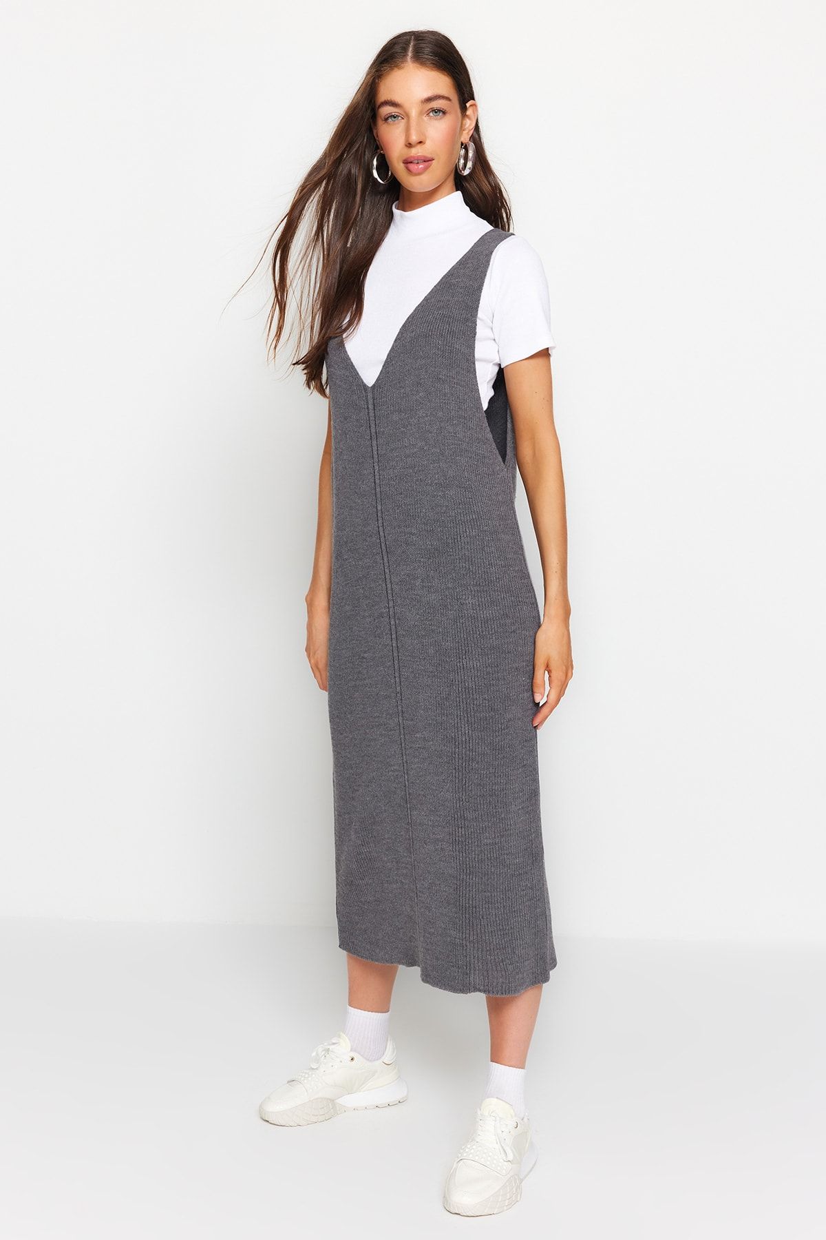 Trendyol Collection-Anthrazitfarbenes Maxi-Strickwestenkleid mit V-Ausschnitt - TWOAW24EL00011 3