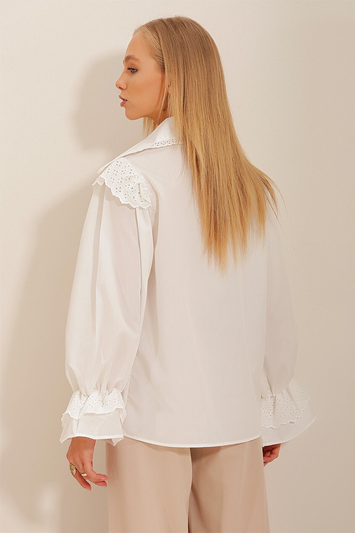 Trend Alaçatı Stili-Weißes Damen-Popeline-Hemd mit besticktem Kragen, Muschelsaum und Ballonärmeln ALC-X10630 5