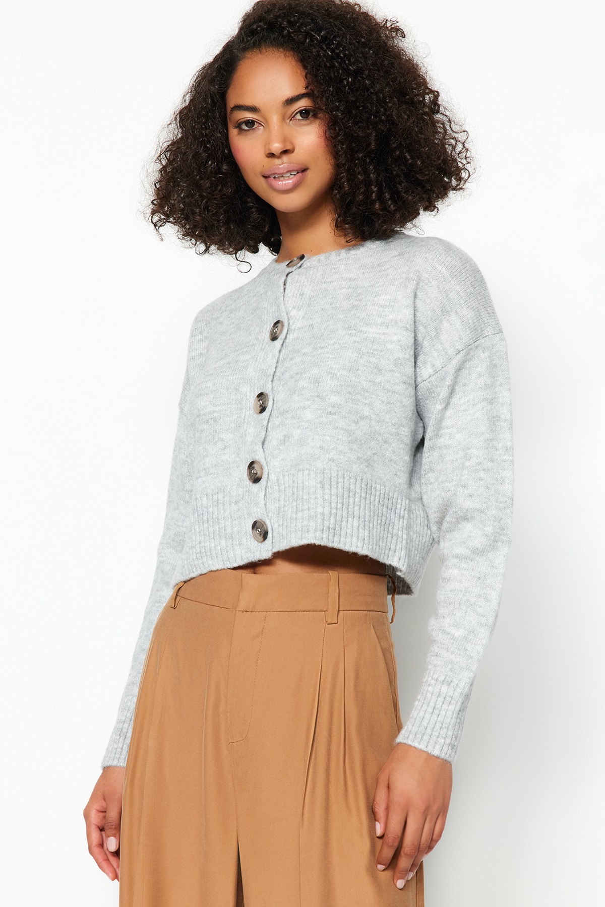 Trendyolmilla  Gri Crop Yumuşak Dokulu Düğmeli Triko Hırka TWOAW24HI00198 - Görsel 3