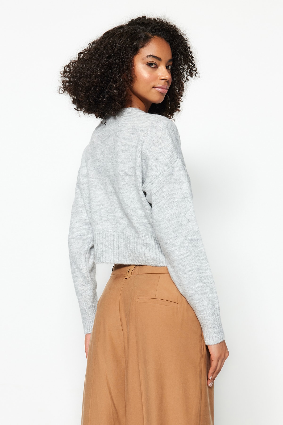 Trendyolmilla  Gri Crop Yumuşak Dokulu Düğmeli Triko Hırka TWOAW24HI00198 - Görsel 5