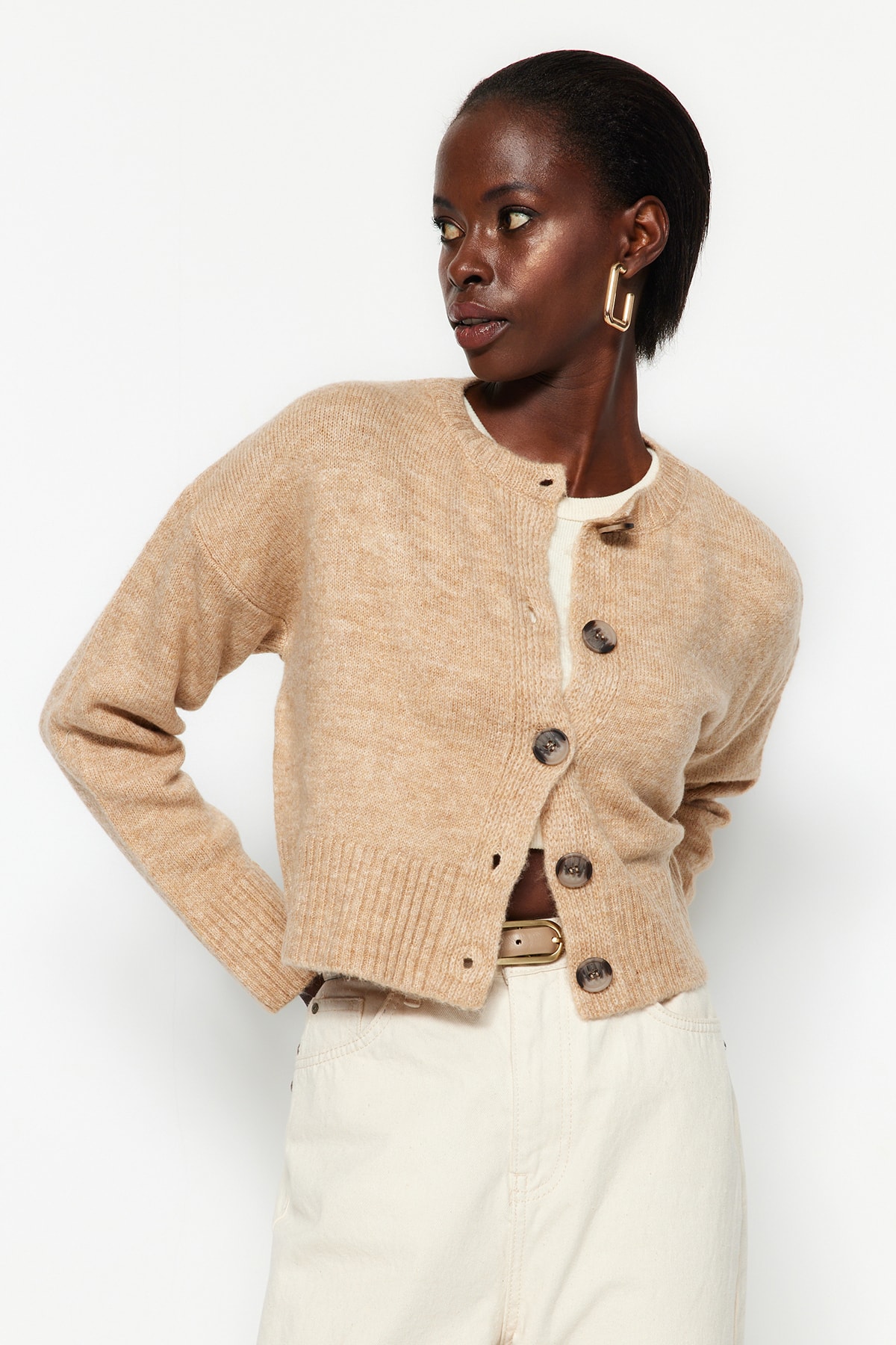 Trendyolmilla  Bej Crop Yumuşak Dokulu Düğmeli Triko Hırka TWOAW24HI00198 - Görsel 3