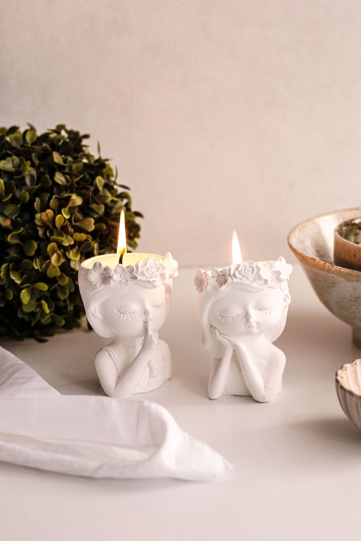 ست دو تکه شمعدان مجسمه ای به همراه شمع معطر لاله زن هوم LALEZEN HOME