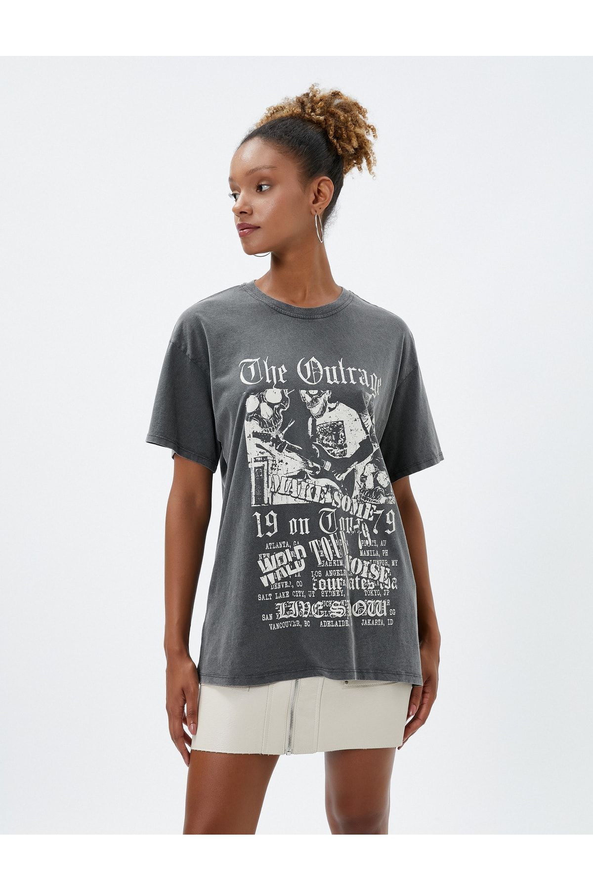 mit kurzen Oversize-T-Shirt Rundhalsausschnitt bedruckter Trendyol - aus und Ärmeln Baumwolle Koton