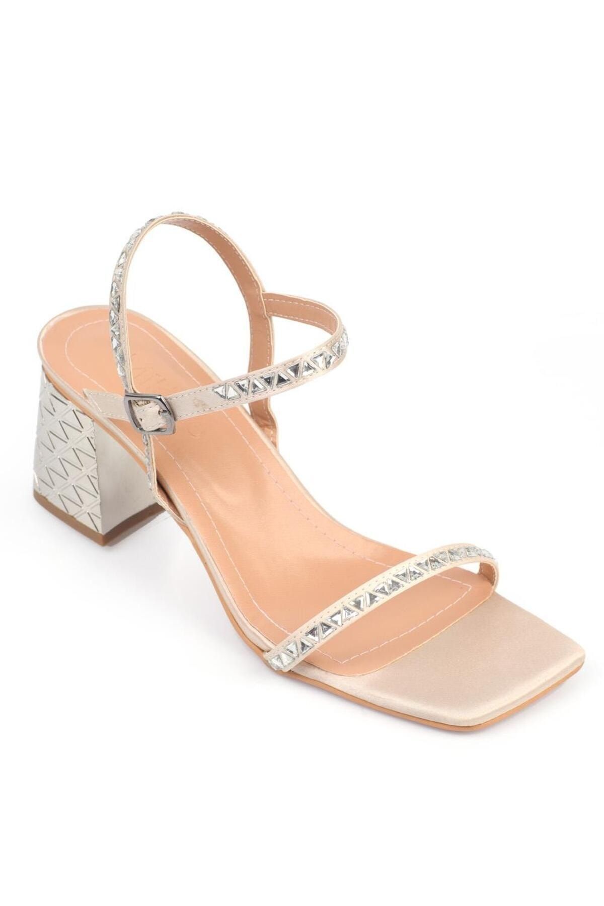 Capone Outfitters Sandały Damskie Capone Blunt Toe Mirror Stone Striped Otra Na Obcasie Satynowo-beżowe Kobieta - 40