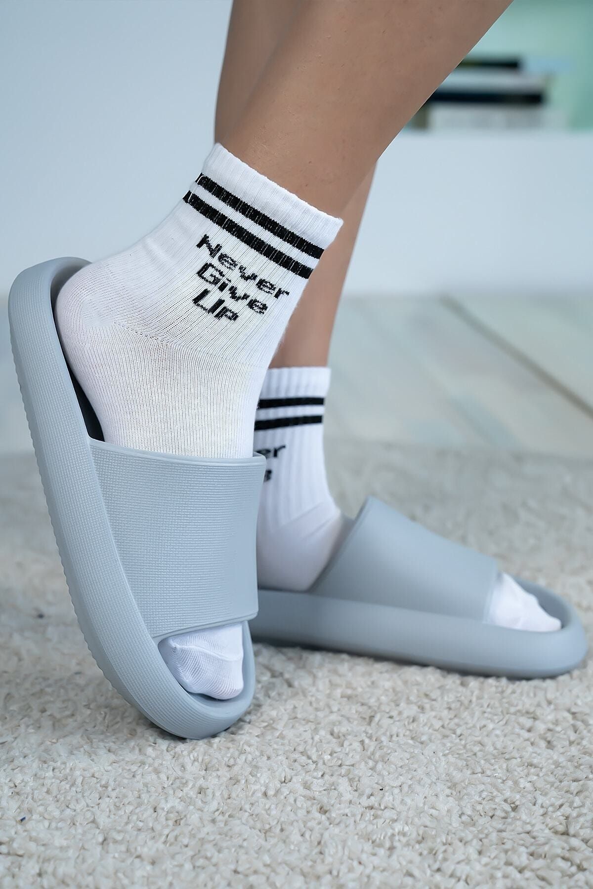 Yeezy hotsell style slippers