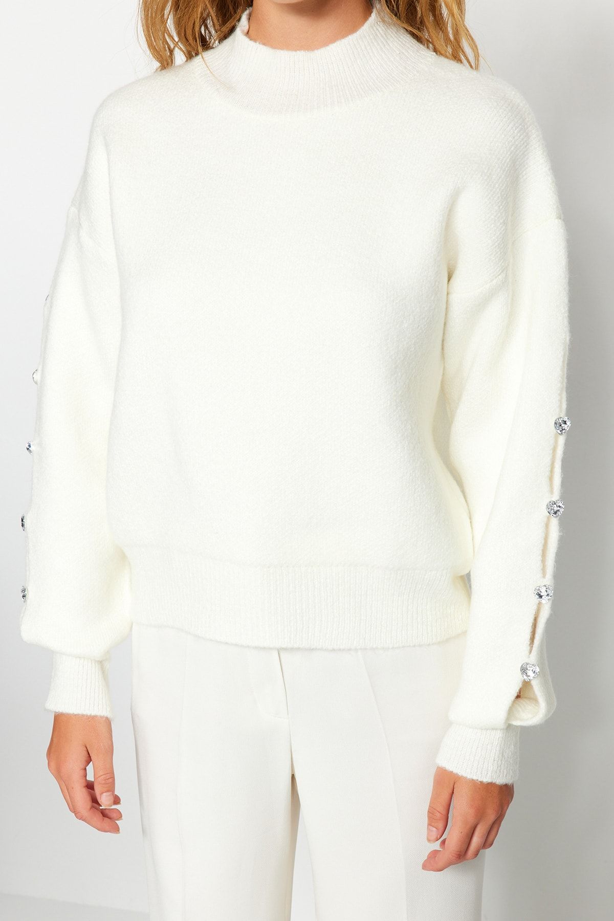 Trendyol Collection-Детайлен трикотажен пуловер с мека текстура в цвят екрю TWOAW24KZ00384 4