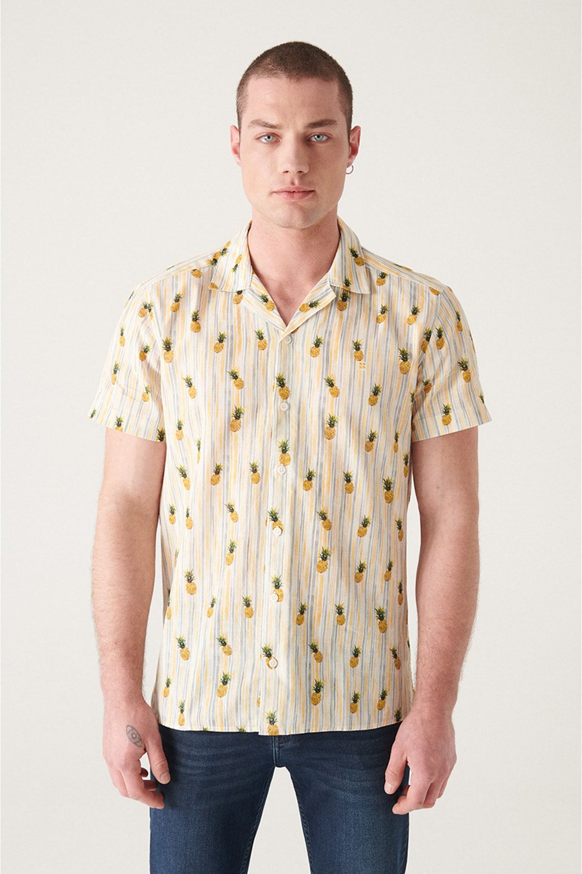 پیراهن نخی سفید مدل دکمه ای طرح چاپی آناناسی یقه کوبایی آستین کوتاه مردانه آوا Avva (برند ترکیه)