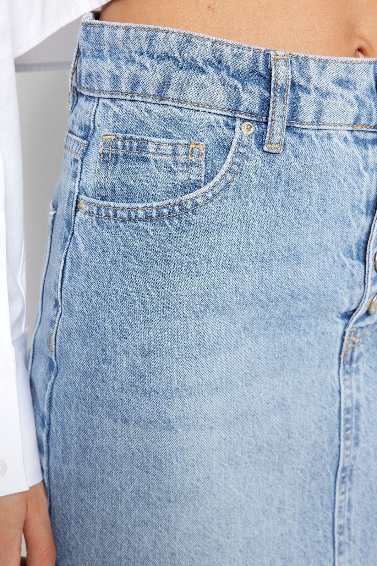 Trendyol Collection-Blauer Midi-Jeansrock mit Knopfleiste und Schlitz vorne TWOAW24ET00063 5