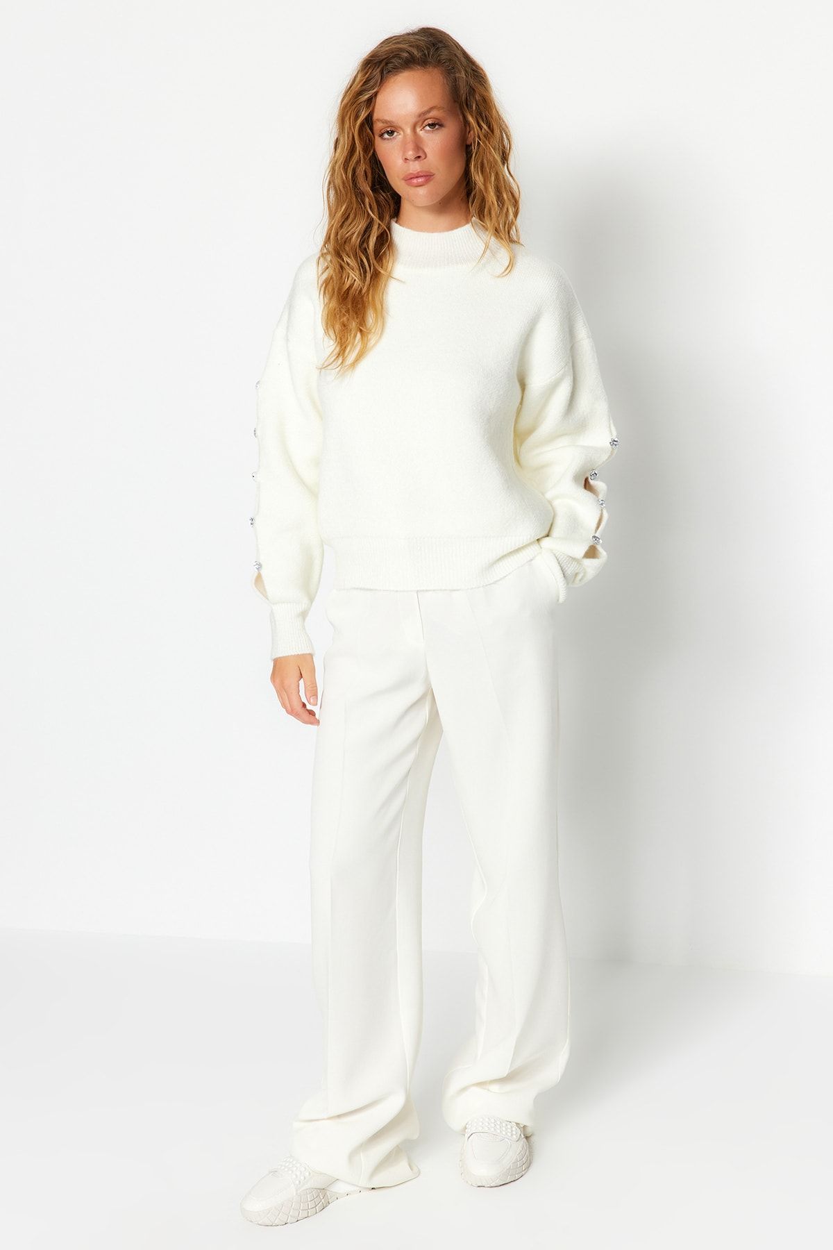 Trendyol Collection-Детайлен трикотажен пуловер с мека текстура в цвят екрю TWOAW24KZ00384 3